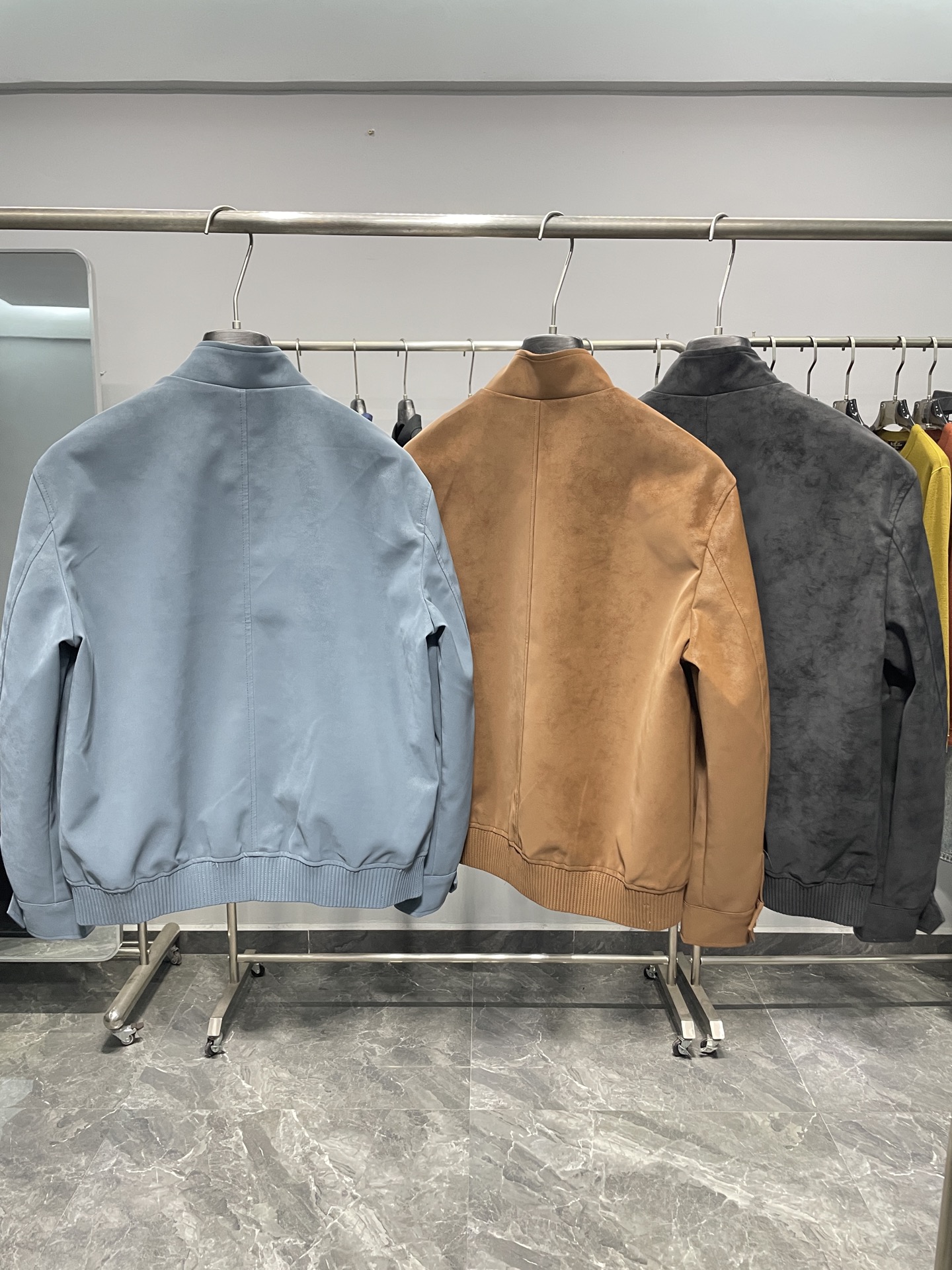 。黑色码数：S-XL 1V25FW秋冬新款环保麂皮绒小立领夹克，男士激光切割刺绣标识时尚拉链皮衣夹克外套