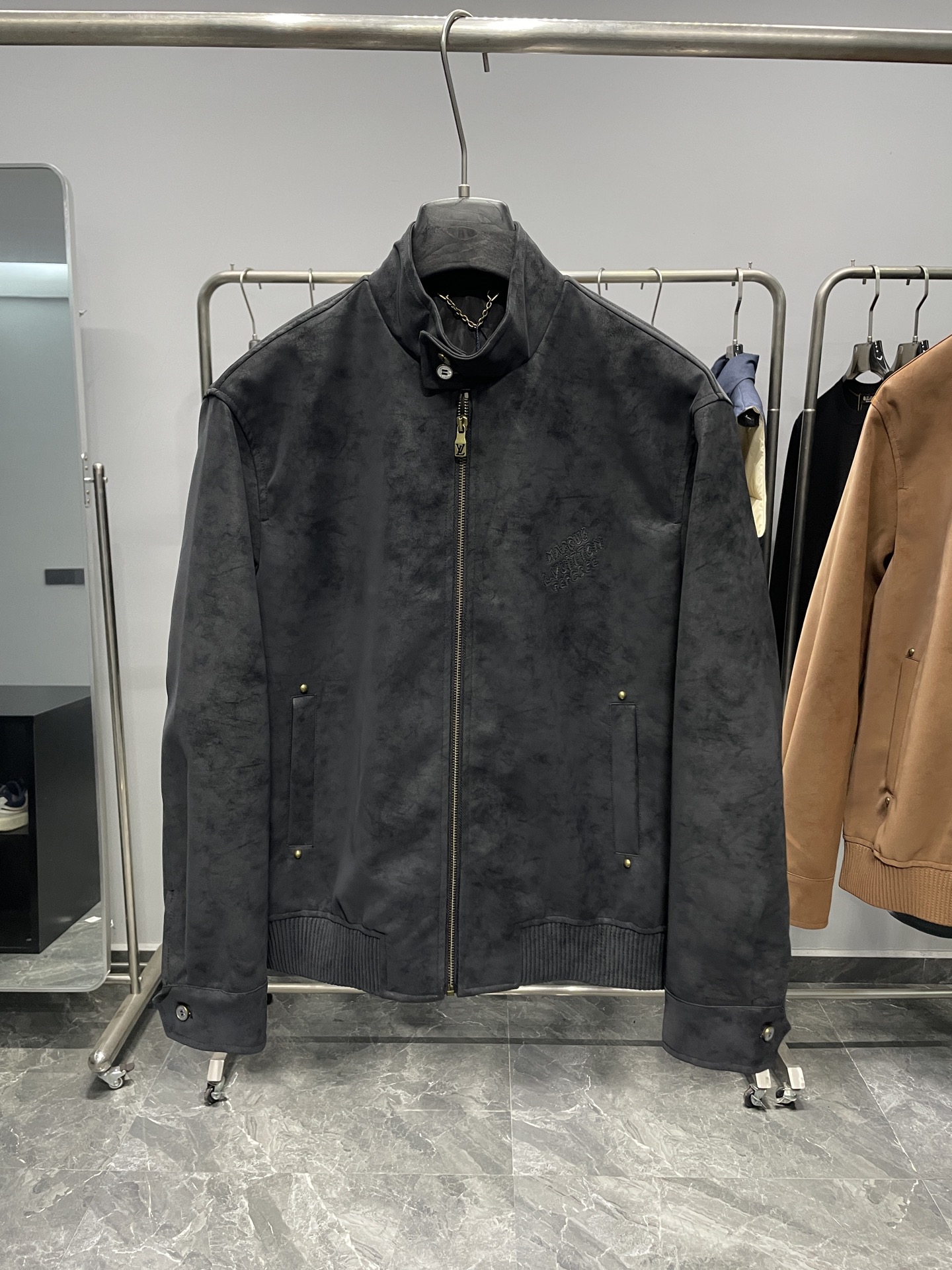 。黑色码数：S-XL 1V25FW秋冬新款环保麂皮绒小立领夹克，男士激光切割刺绣标识时尚拉链皮衣夹克外套