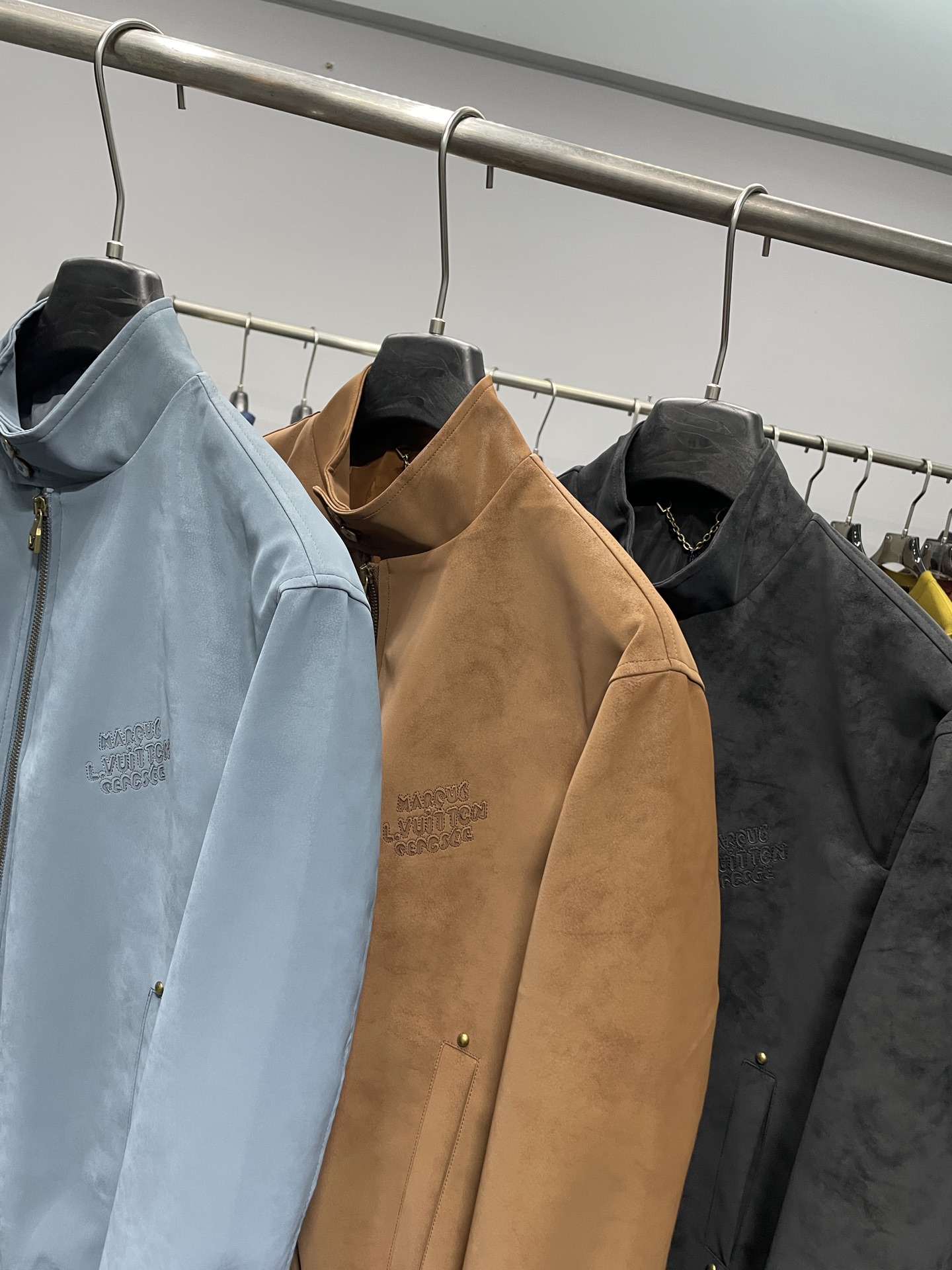 。黑色码数：S-XL 1V25FW秋冬新款环保麂皮绒小立领夹克，男士激光切割刺绣标识时尚拉链皮衣夹克外套