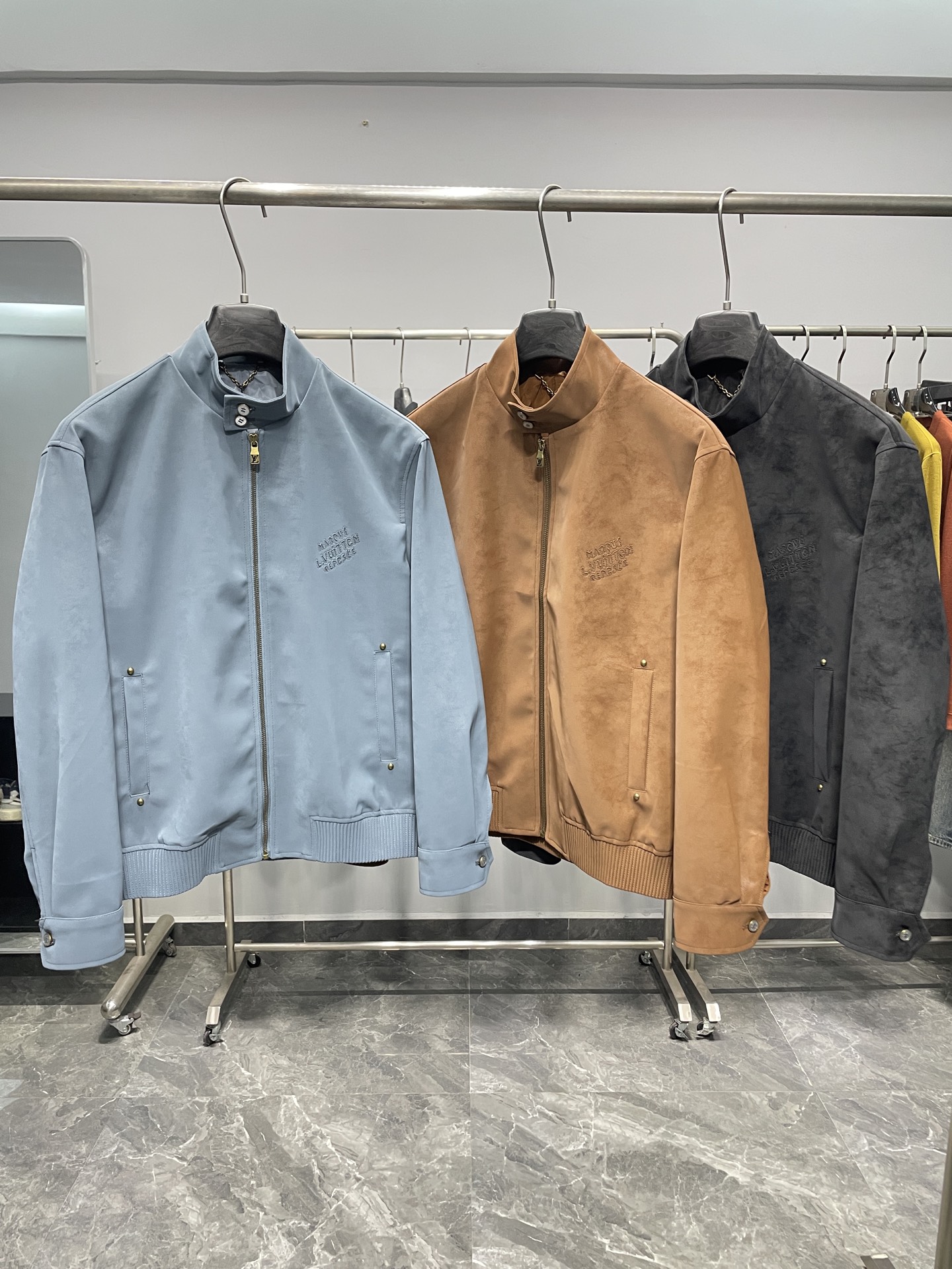 NO:530865,1V25FW autumn and winter new environmentally friendly suede small stand-alone collar jacket, men's laser cut embroidered logo stylish zipper leather jacket jacket!  Trading companies have sparse channels and are released on the official website at the same time!  V Home's new leather jacket has become the darling of the fashion industry with its top-notch fabrics, unique logos, luxurious details and fashionable designs!  It is not just a piece of clothing, but also an expression of attitude towards life and a persistent pursuit of high-quality life!  This leather jacket is made of environmentally friendly suede material imported from customers. When you touch it lightly for the first time, the soft touch as clouds will instantly be transmitted to your fingertips!  This softness is not the feeling of softness and weakness, but has just the right toughness, making the whole leather jacket crisp and stylish!  The inner lining is a classic jacquard logo, which not only adds a unique sense of fashion to the leather jacket, but more importantly, it greatly improves breathability!  Laser cutting letter logo embroidery on the chest, laser cutting technology makes the edges of the letters smooth and neat, and the lines are smooth and natural. Each letter seems to be an exquisite work of art!  The embroidery craftsmanship is extremely exquisite, the stitches are fine and even, and the brand charm is fully displayed!  The details often best reflect the quality and value of a piece of clothing. Customized mother-skin buttons, each of which has been carefully selected and polished, exuding a warm luster!  The bronze logo engraved zipper hardware adds a perfect fusion of retro and fashion to the entire leather jacket. The bronze tone is calm and atmospheric, which complements the suede material!  The stylish small stand-up collar design can well modify the neck lines, making your neck look longer and more elegant, and it can also add a sense of ability and handsomeness to your overall look!  The fitted style design perfectly fits the body curves, and it will not be too tight and feel restrained, nor will it be too loose and bloated!  When you wear it, you feel like you can feel an invisible force supporting you, allowing you to exude confidence and charm while walking!  Color blue, brown, black Size S-XXL Size reference S S shoulder width 49cm-bust 114cm-length 65cm-sleeve length 60cm M shoulder width 50cm-bust 118cm-length 66cm-sleeve length 61cm L shoulder width 51cm-bust 122cm-length 68cm-sleeve length 62cm XL shoulder width 52cm-bust 126cm-length 70cm-sleeve length 63cm XXL shoulder width 53cm-bust 130cm-length 72cm-sleeve length 63cm Size recommended (standard version) Height 174-140 catties, try on M size appropriately!  A boy can choose S code within 130 catties, a M code for 130-143 catties, a L code for 143-156 catties, a XL code for 156-170 catties, and a XXL code for 170-186 catties!  ,,jackets & coats,jackets & coats,leather jacket,chamois leather,alexander wang198609091V25FW秋冬新款环保麂皮绒小立领夹克,男士激光切割刺绣标识时尚拉链皮衣夹克外套！贸易公司渠道稀出,同步官网发售！V家全新皮衣以其顶级的面料、独特的标识、奢华的细节和时尚的设计,成为了时尚界的宠儿！它不仅仅是一件衣物,更是一种生活态度的表达,一种对高品质生活的执着追求！ 这款皮衣选用客供进口的环保麂皮绒材质.当你第一次轻轻触摸它时,那如云朵般柔软的触感便会瞬间传递到指尖！这种柔软并非是那种软塌无力的感觉,而是有着恰到好处的韧性,使得整件皮衣挺括有型！内里是经典的提花Logo内衬,不仅为皮衣增添了一份独特的时尚感,更重要的是它极大地提升了透气性！胸前激光切割字母标识刺绣,激光切割技术使得字母边缘光滑整齐,线条流畅自然,每一个字母都仿佛是一件精美的艺术品！刺绣工艺更是精湛无比,针脚细密均匀,品牌魅力展现得淋漓尽致！ 细节之处往往最能体现一件衣物的品质和价值,客供定制的母贝扣纽扣,每一颗都经过精心挑选和打磨,散发着温润的光泽！而古铜色的Logo刻印拉链五金,则为整件皮衣增添了一份复古与时尚的完美融合,古铜色的色调沉稳而大气,与麂皮绒的材质相得益彰！时尚小立领的设计能够很好地修饰颈部线条,让你的颈部看起来更加修长和优雅,同时它还能为你的整体造型增添一份干练和帅气！合身的版型设计,能够完美地贴合身体曲线,既不会过于紧身而让人感到束缚,也不会过于宽松而显得臃肿！穿上它你仿佛能够感受到一种无形的力量在支撑着你,让你在行走间散发出自信和魅力！ 颜色蓝色、咖色、黑色 尺码S-XXL 尺寸参考 S码肩宽49cm-胸围114cm-衣长65cm-袖长60cm M码肩宽50cm-胸围118cm-衣长66cm-袖长61cm L码肩宽51cm-胸围122cm-衣长68cm-袖长62cm XL码肩宽52cm-胸围126cm-衣长70cm-袖长63cm XXL码肩宽53cm-胸围130cm-衣长72cm-袖长63cm 尺码推荐（标准版型） 身高174-140斤,试穿M码合适！ 男生体重130斤以内选择S码,130-143斤选择M码,143-156斤选择L码,156-170斤选择XL码,170-186斤选择XXL码！,,jackets & coats,jackets & coats,leather jacket,chamois leather,alexander wang,Men's clothing