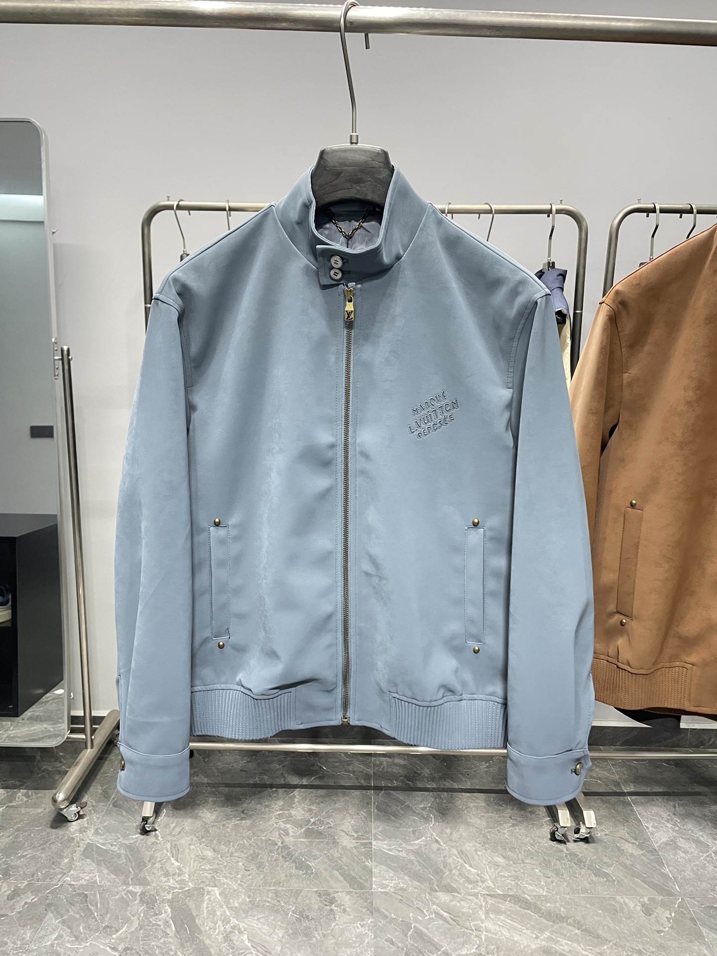 。黑色码数：S-XL 1V25FW秋冬新款环保麂皮绒小立领夹克，男士激光切割刺绣标识时尚拉链皮衣夹克外套