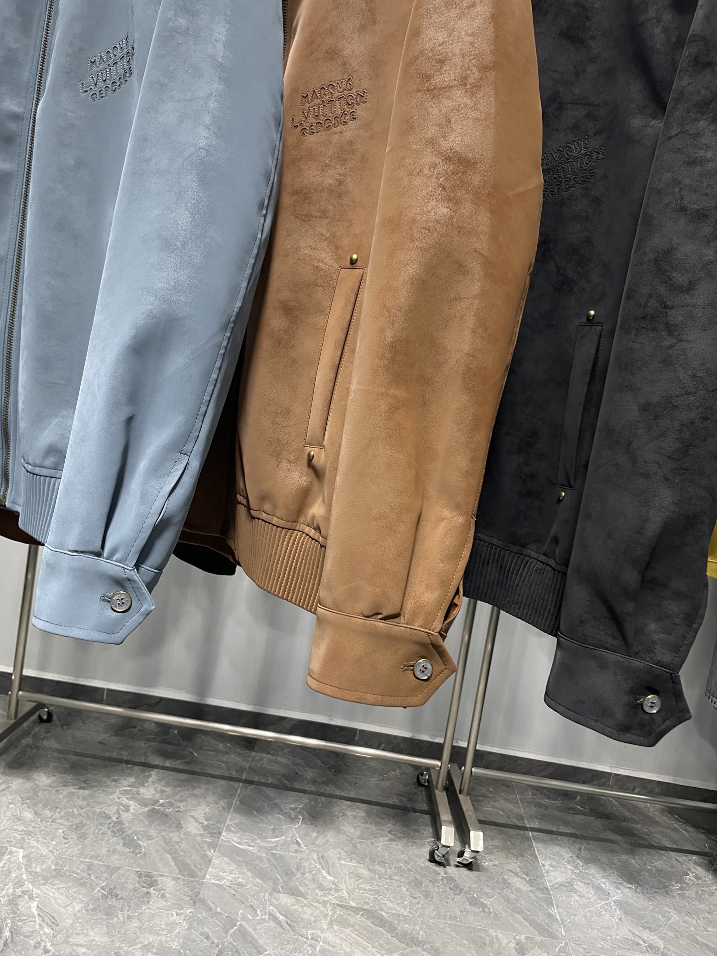 。黑色码数：S-XL 1V25FW秋冬新款环保麂皮绒小立领夹克，男士激光切割刺绣标识时尚拉链皮衣夹克外套