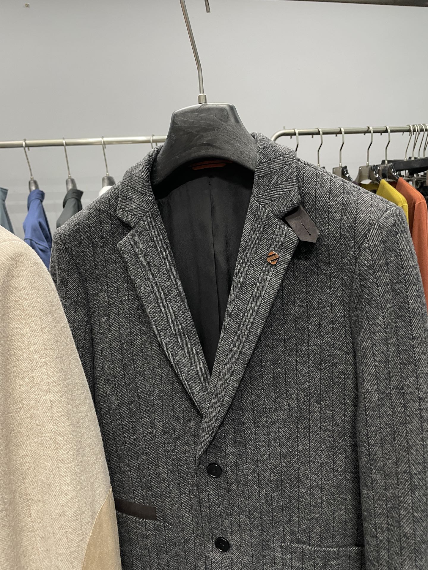 ～EZ25FW秋冬新款男士轻奢时尚绅士斜纹西服，都市时尚休闲修身合体的版型两粒扣西服！整件西服清新优雅，