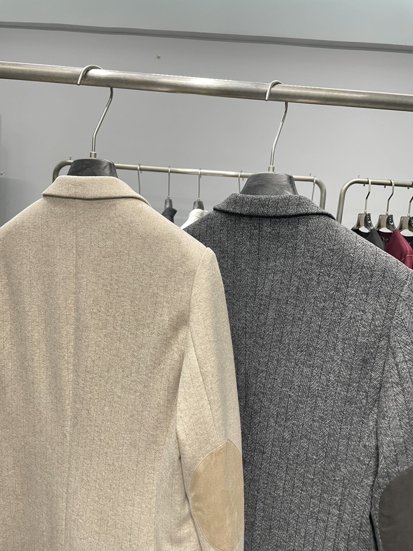 ～EZ25FW秋冬新款男士轻奢时尚绅士斜纹西服，都市时尚休闲修身合体的版型两粒扣西服！整件西服清新优雅，