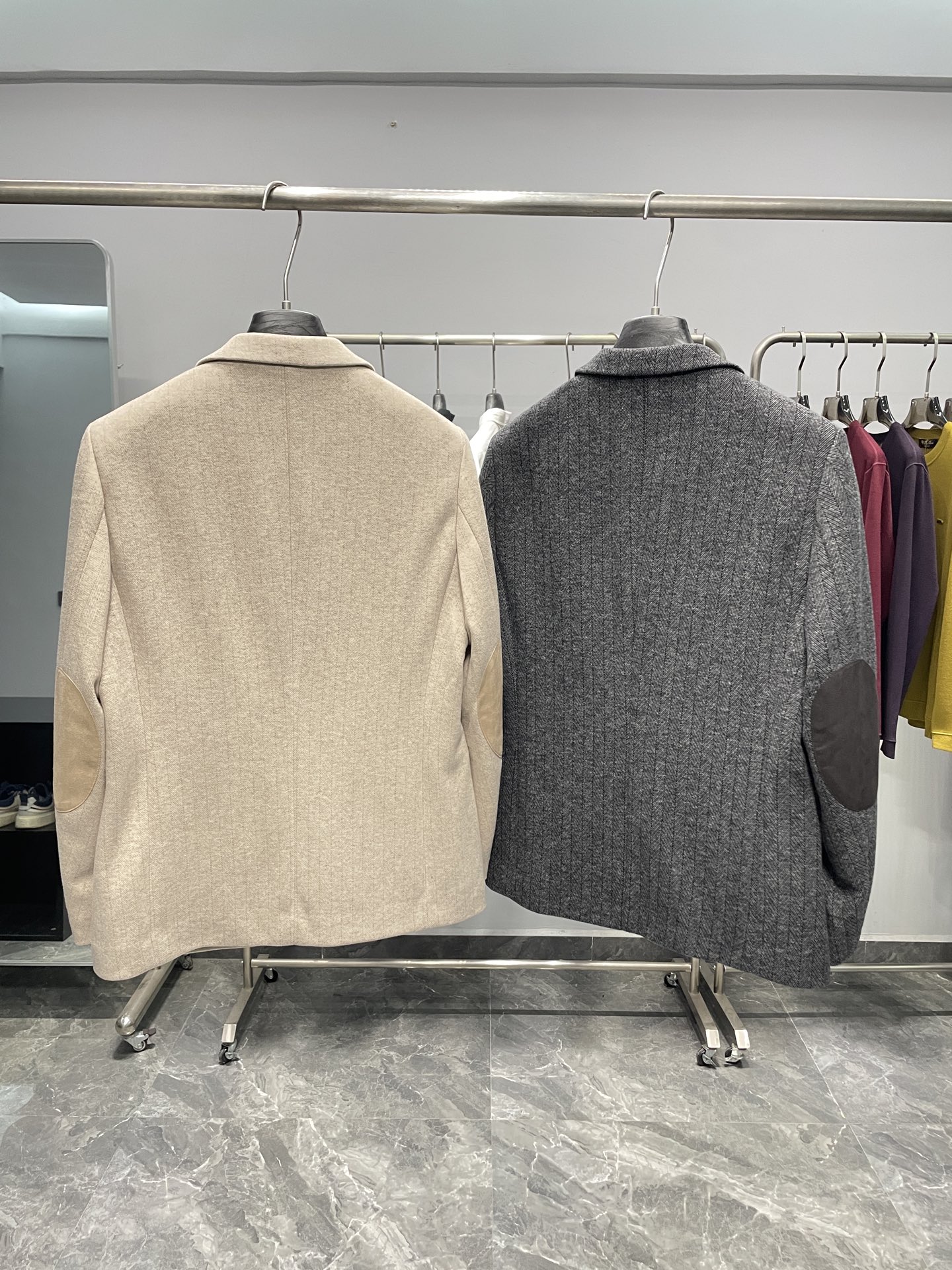 ～EZ25FW秋冬新款男士轻奢时尚绅士斜纹西服，都市时尚休闲修身合体的版型两粒扣西服！整件西服清新优雅，