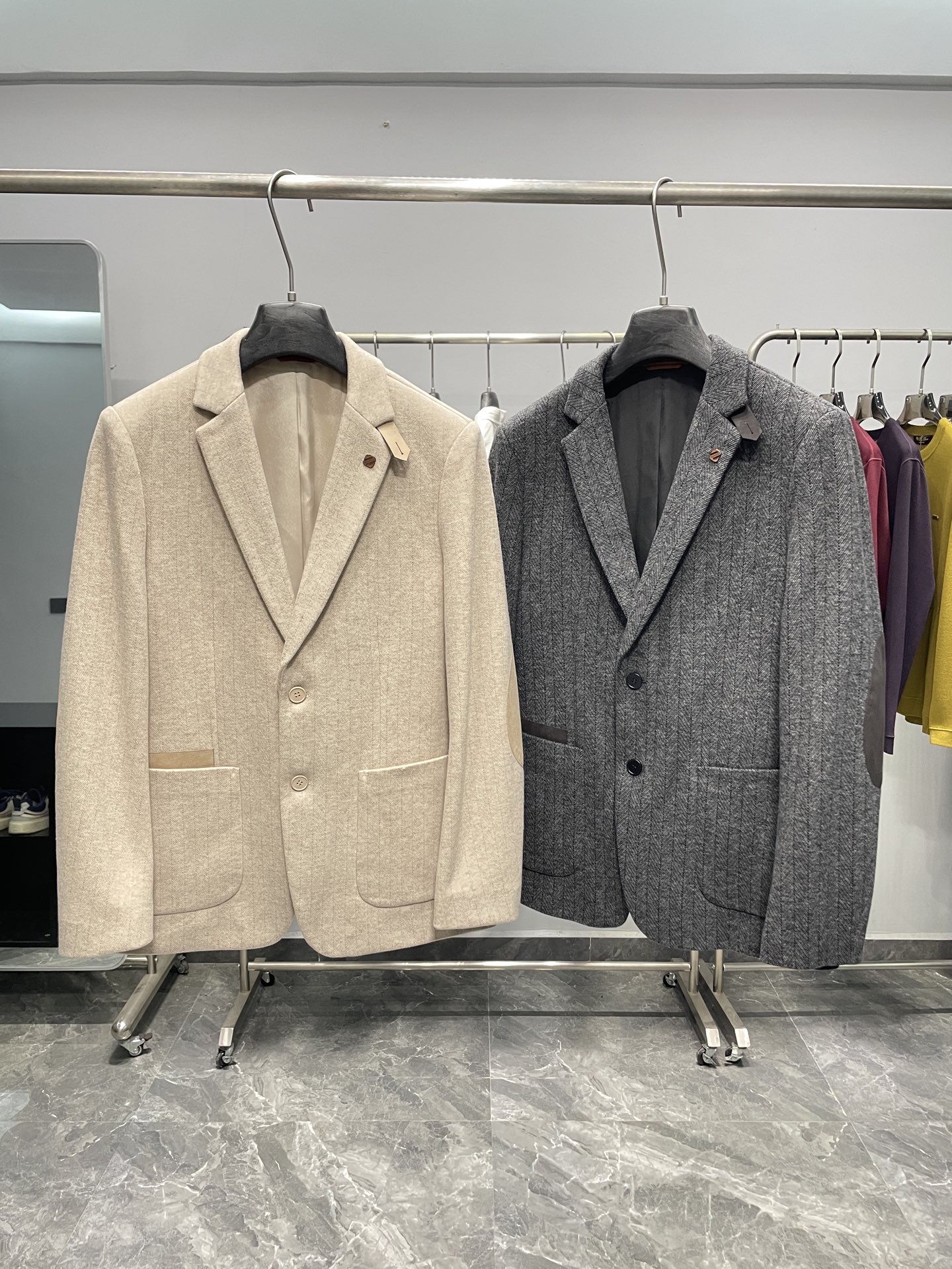 NO:530979,EZ25FW autumn and winter new men's light luxury and fashionable gentleman's twill suit, urban fashionable casual slim fit two-pin button suit!  The whole suit is fresh and elegant, with a men's luxury outfit, and it is energetic and yet has a demeanor. The upper body is handsome and stylish, and it is easy to control!  Z Home Suit is famous for its exquisite craftsmanship and elegant styles. High-end men's business main line, a suit chosen by the elite in men's clothing industry, a casual single with extremely high practicality. A slim fit style, exquisite flat neckline, and round pocket design. Continue the contemporary style, and the exquisite and beautiful Z Home Metal Snap LOGO logo on the chest!  It is easy to disassemble, and the small patches of the sleeve and elbow patch are very distinctive, which not only has certain anti-wear function, but also enhances the design sense. It has become the visual focus with slim cut and unique button design. It is produced by old suit manufacturers, with first-class quality control and detailed details. It gives you decent and noble. This suit is carefully crafted with high-quality 23 adhesive, 76 polyester, and 1 spandex. The solid color is slim and slim fit style, the fabric wool feels soft and comfortable, and the upper body is light, stylish and handsome!  The fabric is soft and comfortable and easy to wear, with strong wrinkle resistance. The better the quality and textured suit, the more exquisite the edges, the exquisite workmanship of the inner satin lining, the skin feels reflected in the style and cutting, depending on the good cutter and masterpiece, and the professional suit factory. This model is a slim fit style, which is more fashionable and casual, and it is fine to attend formal wear occasions. Classic and versatile black, fashionable and stylish, showing full enthusiasm and vitality for life. Color apricot color, dark gray Size 48-56 Size reference Size 48: Shoulder width 42 bust 100 sleeve length 62 clothes length 69 Size 50: Shoulder width 43 bust 104 sleeve length 63 clothes length 70 Size 52: Shoulder width 44 bust 108 sleeve length 64 clothes length 71 Size 54: Shoulder width 45 bust 112 sleeve length 65 clothes length 72  Size 56: Shoulder width 46 bust 116 sleeve length 66 clothes length 73, business suit, alexander wang19860909EZ25FW秋冬新款男士轻奢时尚绅士斜纹西服,都市时尚休闲修身合体的版型两粒扣西服！整件西服清新优雅,男士奢潮穿搭,活力之余不失风度,上身帅气有型,轻松驾驭！ Z家西服以精湛工艺和优雅款式驰名.高端男士商务主线臻品,男装界精英之选的西服,一款实用率超高的休闲单西.修身合体的版型,平驳领口精致,圆口袋设计.续写当代风范,胸前精致唯美的Z家金属卡扣LOGO标识！可方便拆卸,袖臂拼肘贴小补丁很有特色,既具有一定的防磨功能,又提升了几分设计感.以修身的裁剪与独特的纽扣设计成为视觉焦点.渠道西装老厂所出,品控质感细节一流.给足体面与尊贵. 此款西服甄选优质23黏胶,76涤纶,1氨纶精心制作.纯色挺阔修身版型,面料羊毛手感柔软舒适,上身轻盈有型又帅气！面料柔软舒服又好穿,抗皱性强,越是品质好有质感的西装,内里贡缎里布,包边精致做工精湛,它的骨感体现在版型裁剪上,取决于好的裁床老师傅打版,专业西装厂. 这款属于修身版型,偏向时尚休闲的风格,出席于正装场合都没问题.经典百搭黑色,款式时尚有型,展现出对生活充满热情活力. 颜色杏色、深灰色 尺码48-56 尺寸参考 48码:肩宽42胸围100袖长62衣长69 50码:肩宽43胸围104袖长63衣长70 52码:肩宽44胸围108袖长64衣长71 54码:肩宽45胸围112袖长65衣长72 56码:肩宽46胸围116袖长66衣长73,,business suit,alexander wang,Men's clothing