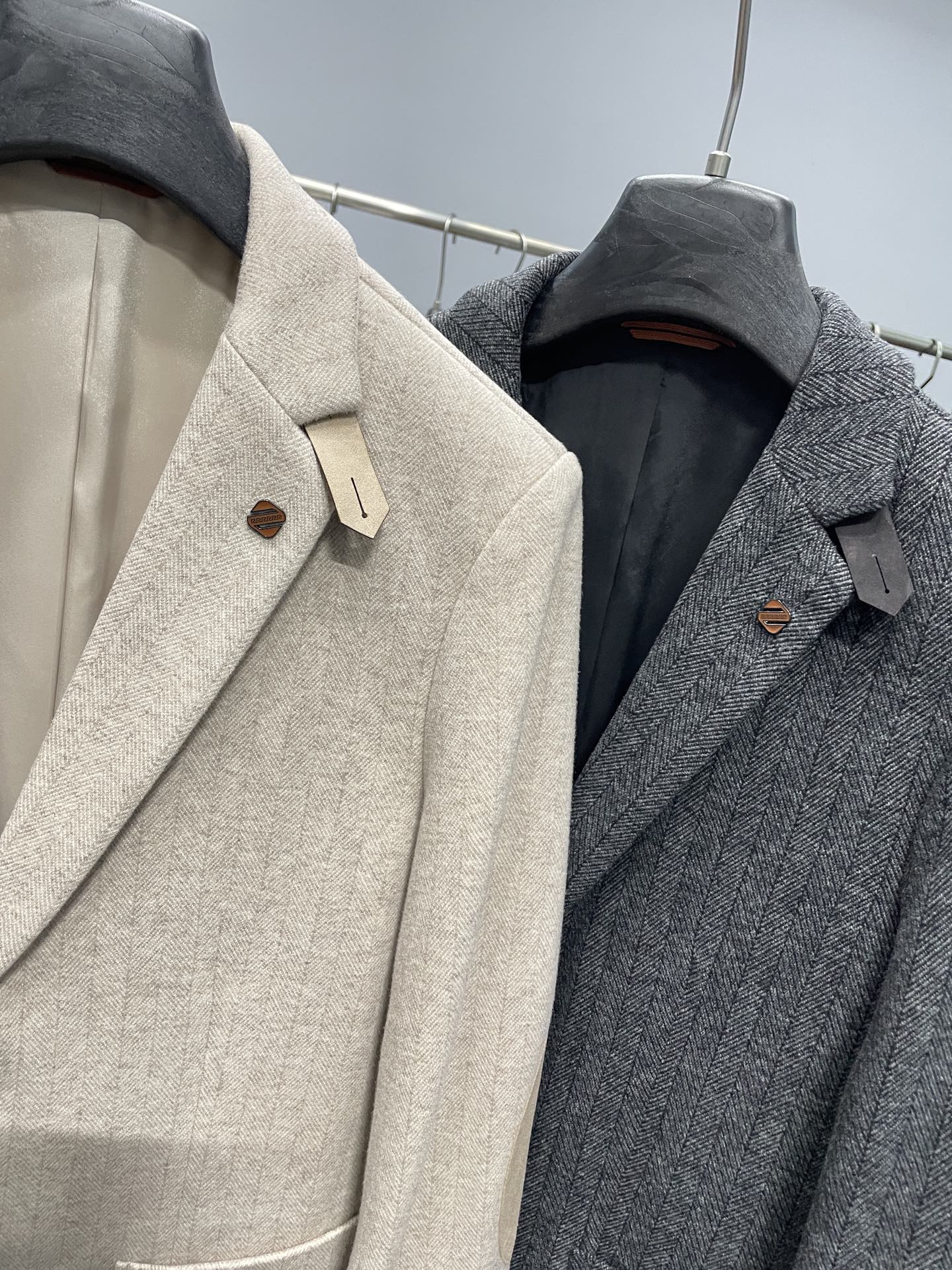 ～EZ25FW秋冬新款男士轻奢时尚绅士斜纹西服，都市时尚休闲修身合体的版型两粒扣西服！整件西服清新优雅，