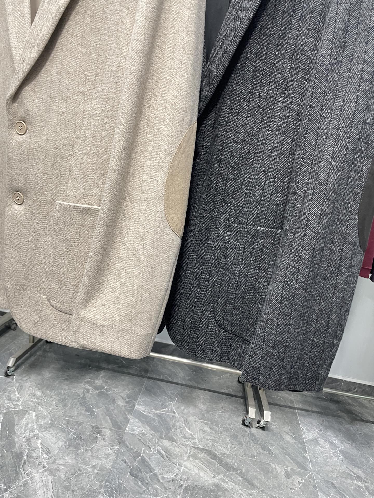 ～EZ25FW秋冬新款男士轻奢时尚绅士斜纹西服，都市时尚休闲修身合体的版型两粒扣西服！整件西服清新优雅，