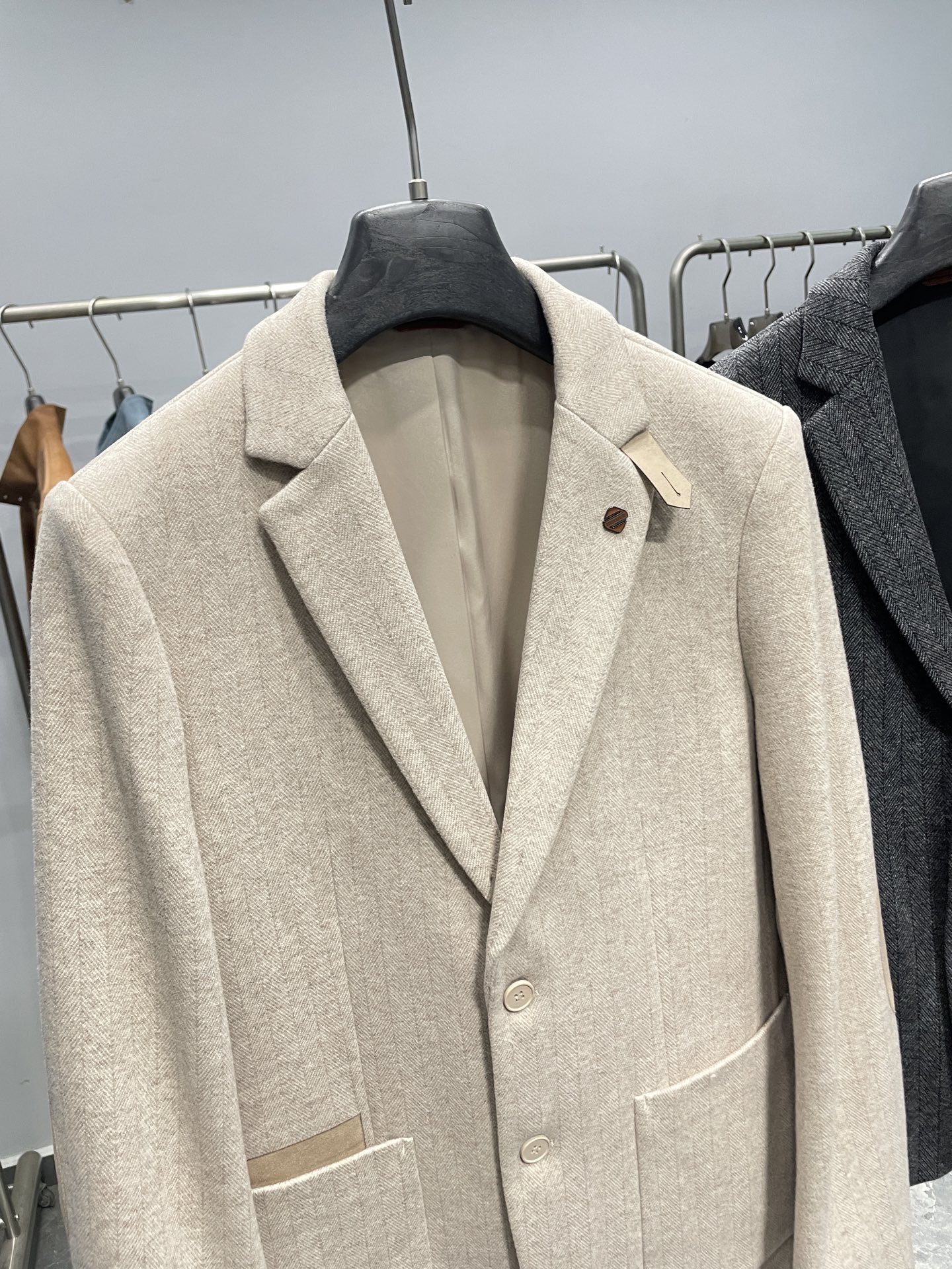 ～EZ25FW秋冬新款男士轻奢时尚绅士斜纹西服，都市时尚休闲修身合体的版型两粒扣西服！整件西服清新优雅，