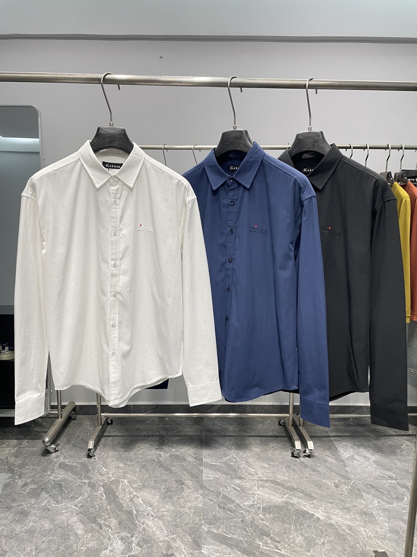 NO:530867,-KITON25FW autumn and winter new high-density twill cotton lapel shirt, men's three-dimensional rubber logo loose and casual long-sleeved shirt!  Trading companies have sparse channels and are released on the official website at the same time!  In the vast world of fashion, there are always some items that are like bright stars, attracting everyone's attention with their unique charm!  And this shirt is such a remarkable existence. From fabric to details, every part shows unparalleled exquisiteness and luxury!  This shirt is made of imported high-density twill cotton. The high-density weaving technology gives it a thick and crisp quality, so that the entire shirt can perfectly fit the body curves without appearing tight, and always maintain an elegant and crisp posture!  The unique three-dimensional rubber letter logo on the chest instantly attracted everyone's attention. The letter surface has unique textures. These textures are like traces carefully carved by the artist, adding a high-end sense of detail to the entire logo!  Custom-made brand engraved mother-shell buckles, each button is like a treasure picked from the deep sea. The material of mother-shell gives the button a warm luster, and under the light, it will emit a soft and charming light!  Loose style cutting is undoubtedly a fashionable trend. It breaks the constraints of traditional shirts and gives the body enough freedom!  Color white, blue, black Size S-XL Size reference S S shoulder width 55cm-bust 116cm-length 74cm-sleeve length 62cm M Shoulder width 56cm-bust 120cm-length 76cm-sleeve length 63cm L Shoulder width 57cm-bust 124cm-length 78cm-sleeve length 64cm XL Shoulder width 58cm-bust 128cm-length 80cm-sleeve length 65cm Size recommended (loose version) Height 174-140 catties, try S S!  A boy can choose S code within 145 catties, a M code for 145-160 catties, a L code for 160-175 catties, and a XL code for 175-catties!  ,shirts,alexander wang19860909-KITON25FW秋冬新款高密度斜纹棉质翻领衬衣,男士立体橡胶标识宽松休闲长袖衬衫！贸易公司渠道稀出,同步官网发售！在时尚的广袤天地中,总有一些单品宛如璀璨星辰,以独特的魅力吸引着众人的目光！而这款衬衫便是这样一件令人瞩目的存在,它从面料到细节,每一处都彰显着无与伦比的精致与奢华！ 这款衬衫采用客供进口高密度斜纹棉布,高密度的编织工艺赋予了它厚实挺括的特质,使得整件衬衫穿上身后,能够完美地贴合身体曲线,却又不会显得紧绷,始终保持着一种优雅的挺括姿态！胸前独特的立体橡胶字母标识,瞬间吸引了所有人的注意,字母表面有着独特的纹理,这些纹理如同艺术家精心雕琢的痕迹,为整个标识增添了一份高级的细节感！客供定制的品牌刻印母贝扣,每一颗扣子都像是从深海中采撷而来的珍宝,母贝的材质赋予了扣子温润的光泽,在光线的照耀下,会散发出柔和而迷人的光芒！宽松版型裁剪无疑是一种时尚的潮流.它打破了传统衬衫的束缚感,给予身体足够的自由空间！ 颜色白色、蓝色、黑色 尺码S-XL 尺寸参考 S码肩宽55cm-胸围116cm-衣长74cm-袖长62cm  M码肩宽56cm-胸围120cm-衣长76cm-袖长63cm  L码肩宽57cm-胸围124cm-衣长78cm-袖长64cm  XL码肩宽58cm-胸围128cm-衣长80cm-袖长65cm  尺码推荐（宽松版型） 身高174-140斤,试穿S码合适！ 男生体重145斤以内选择S码,145-160斤选择M码,160-175斤选择L码,175-斤选择XL码！,,shirts,alexander wang,Men's clothing