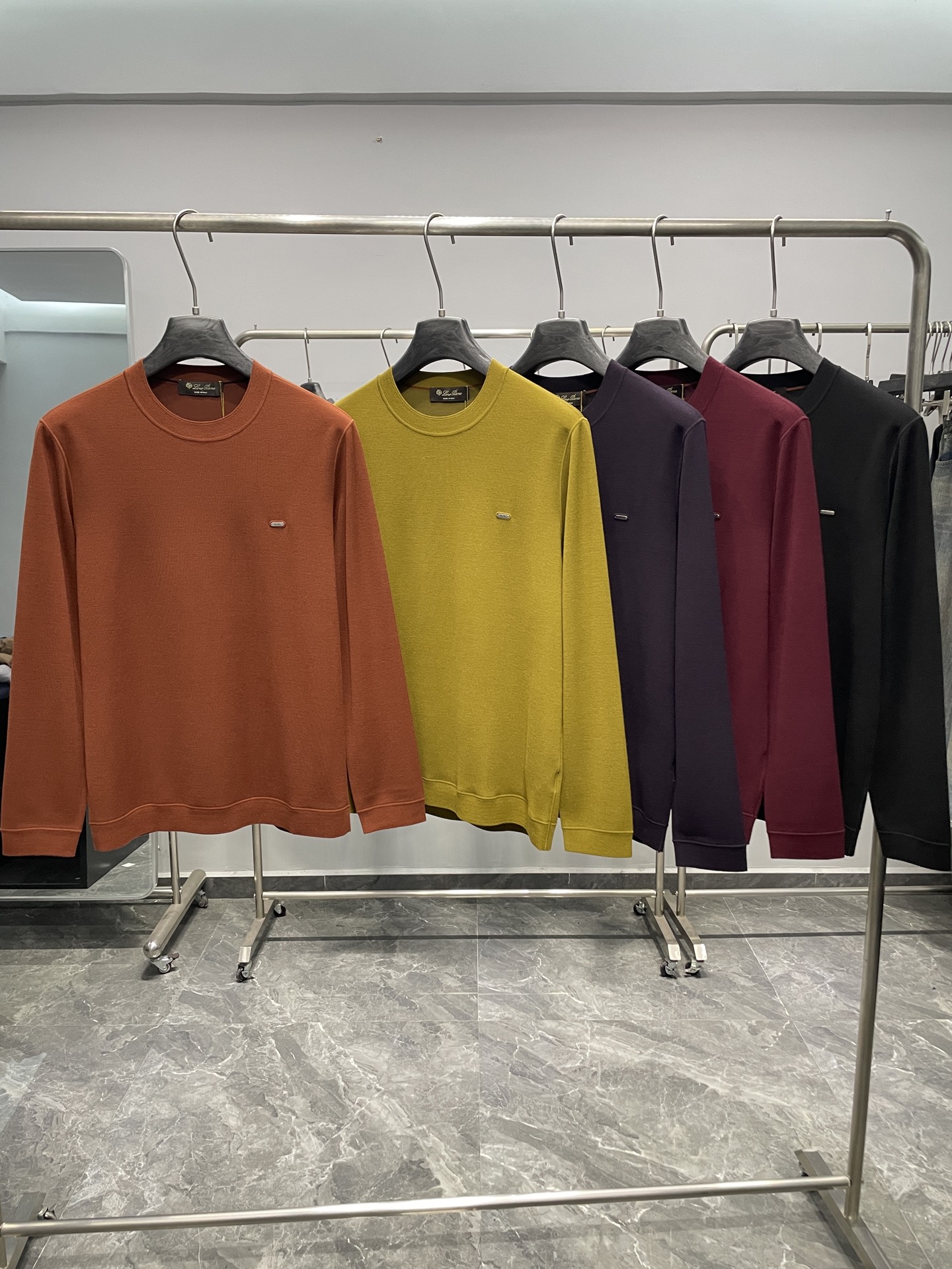 NO:531008,LFW autumn and winter new technology composite knitted solid color round neck sweater, men's back collar letter logo embroidered casual pullover sweater knitted sweater! Trading companies have sparse channels and are released on the official website at the same time! The LP basic solid color sweater is an indispensable classic and versatile style in the wardrobe. It represents the pursuit of high quality, yearning for a comfortable life, and a unique understanding of fashion. Choosing it is to choose a lifestyle that perfectly blends luxury and comfort! This sweater is made of imported technology composite knitted fabrics for customers. It is silky and skin-friendly and has no burden, but it has strong warmth. When worn close to the body, it is like a second layer of skin, gently wrapping your body, giving you a comprehensive skin-friendly and comfortable experience! In terms of design style, it follows the principle of simplicity without losing elegance, adopts a solid color design in the whole body, without too much complicated decoration, but shows a low-key luxury with pure colors! The embroidery embroidery of the same color brand logo on the back collar is like the finishing touch, adding a sense of exquisiteness and luxury to this sweater! The delicate embroidery craftsmanship, every stitch and every thread, is poured into the hard work of the craftsmen. The brand logo is looming against the background of solid colors. It is neither too ostentatious, and it can just highlight the noble identity of the wearer, making people feel the extraordinary quality contained in this sweater at a glance! The fitted style design is neither too tight, making you feel bound and uncomfortable. It can perfectly fit your body curves, showing your elegant posture and confident temperament! Color red brown, green, dark purple, burgundy, black Size 48-56 Size reference Size 48: Shoulder width 43 bust 100 sleeve length 63 clothes 67 Size 50: Shoulder width 44 bust 104 sleeve length 64 clothes 68 Size 52: Shoulder width 45 bust 108 sleeve length 65 clothes 69 Size 54: Shoulder width 46 bust 112 sleeve length 66 clothes 70 Size 56: Shoulder width 47 bust 116 sleeve length 67 clothes 71, loro piano, sweaters, alexander wang19860909LFW秋冬新款科技复合针织纯色圆领毛衣,男士后领字母标识刺绣休闲套头毛衣针织衫！贸易公司渠道稀出,同步官网发售！LP基础纯色毛衣奉献,衣櫉里不可或缺的经典百搭款式,它代表着对高品质的追求,对舒适生活的向往,以及对时尚的独特理解,选择它就是选择一种奢华与舒适完美交融的生活方式！ 该毛衣采用客供进口科技复合针织面料,穿着丝滑亲肤毫无负担感,却又有着强大的保暖性能,贴身穿着时它就像第二层肌肤一样,温柔地包裹着你的身体,给予你全方位的亲肤舒适体验！从设计风格上遵循了简约而不失高雅的原则,采用了通体基础纯色设计,没有过多的繁杂装饰,却凭借着纯净的色彩展现出一种低调的奢华！而后领处同色调品牌标识刺绣的点缀,则如同画龙点睛之笔,为这件毛衣增添了一份精致与高奢的气息！那细腻的刺绣工艺,每一针每一线都倾注了工匠们的心血,品牌标识在纯色的背景下若隐若现,既不会过于张扬,又能恰到好处地凸显出穿着者的高贵身份,让人一眼便能感受到这件毛衣所蕴含的非凡品质！合身版型设计,既不会过于紧身,让你感到束缚和不适,它能够完美地贴合你的身体曲线,展现出你优雅的身姿和自信的气质！ 颜色红咖色、绿色、深紫色、酒红色、黑色 尺码48-56 尺寸参考 48码:肩宽43胸围100袖长63衣长67 50码:肩宽44胸围104袖长64衣长68 52码:肩宽45胸围108袖长65衣长69 54码:肩宽46胸围112袖长66衣长70 56码:肩宽47胸围116袖长67衣长71,,loro piana,sweaters,alexander wang,Men's clothing