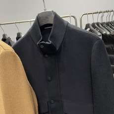 lP🆕FW秋冬新款男士商务休闲毛呢外套!面料与辅料皆为客供,定织定染而成,触感极为柔软细腻,细节精湛考究 lP🆕FW秋冬新款男士商务休闲毛呢外套!面料与辅料皆为客供,定织定染而成,触感极为柔软细腻,细节精湛考究