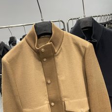 lP🆕FW秋冬新款男士商务休闲毛呢外套!面料与辅料皆为客供,定织定染而成,触感极为柔软细腻,细节精湛考究 lP🆕FW秋冬新款男士商务休闲毛呢外套!面料与辅料皆为客供,定织定染而成,触感极为柔软细腻,细节精湛考究