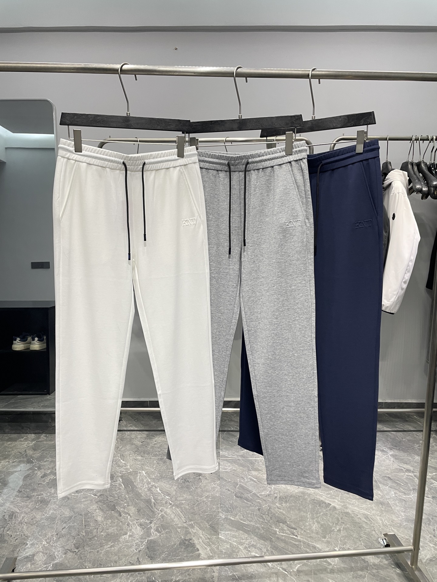 NO:653848,New product KITON25FW early autumn new thin double-sided knitted cotton drawstring casual pants, men's three-dimensional embossed embroidered KNT logo straight casual pants!  Trading company channels are rare and available on the official website simultaneously!  A unique fashion item, the choice of fabric highlights its extraordinary quality!  The trousers are made of custom-made lightweight double-sided knitted cotton, which is not only soft to the touch, but also has excellent breathability, allowing the wearer to enjoy a comfortable wearing experience at any time!  At the same time, its texture is crisp and stylish, and both its feel and visual effect reveal an indescribable sense of high-end!  The front panel design of the pants is even more unique, with the KNT logo embossed in three-dimensional relief, which not only highlights the unique charm of the brand, but also reveals a high-end artistic atmosphere in simplicity!  The design of the drawstring elastic waistband not only provides excellent comfort, but also allows the wearer to freely adjust the tightness according to their own preferences, which is both practical and considerate!  At the same time, the straight cut makes these pants look thinner and taller while modifying the shape of your legs, easily creating a fashionable look!  Color white, gray, blue Size 48-56 Size reference Size 48 waist 74/80cm - hip 98cm - front 31cm - thigh 60cm - trouser length 105cm - trouser leg 33cm Size 50 waist 78/84cm - hip 102cm - front 32cm - thigh 62cm - trouser length 106cm - trouser leg 34cm  Size 52 waist 82/88cm - hip 106cm - front 32cm - thigh 64cm - trouser length 107cm - trouser leg 35cm Size 54 waist 86/92cm - hip 110cm - front 33cm - thigh 66cm - trouser length 108cm - trouser leg 37cm  Size 56, waist circumference 90/96cm - hip circumference 114cm - front part 33cm - thigh circumference 68cm - trouser length 109cm - trouser leg 39cm Recommended size (standard version) Height 174-140 catties, try on size 50!  Boys weighing less than 130 pounds should choose size 48, 130-143 pounds should choose size 50, 143-156 pounds should choose size 52, 156-170 pounds should choose size 54, and 170-186 pounds should choose size 56!  ,,alexander wang19860909新品 KITON25FW早秋新款轻薄双面针织全棉抽绳休闲裤,男士立体浮雕刺绣KNT标识直筒休闲长裤！贸易公司渠道稀出,同步官网发售！一款独具匠心的时尚单品,其面料选择便凸显出不凡品质！ 该裤装采用客供定制轻薄双面针织棉布,不仅触感柔软,更拥有出色的透气性,让穿着者在任何时刻都能享受到舒适自在的穿着体验！同时其质地挺括有型,无论是手感还是视觉效果,都透露出一种难以言喻的高级感！裤子的前幅设计更是别出心裁,立体浮雕刺绣的KNT标识,不仅彰显了品牌的独特魅力,更在简约中透露出高级的艺术气息！抽绳松紧裤腰的设计,不仅提供了极佳的舒适度,更让穿着者可以根据自己的喜好自由调节松紧度,既实用又贴心！同时直筒版型的剪裁,使得这款裤子在修饰腿型的同时,更显瘦显高,轻松打造出时尚潮流的造型感！ 颜色白色、灰色、蓝色 尺码48-56 尺寸参考 48码腰围74/80cm-臀围98cm-前档31cm-大腿围60cm-裤长105cm-裤脚33cm 50码腰围78/84cm-臀围102cm-前档32cm-大腿围62cm-裤长106cm-裤脚34cm 52码腰围82/88cm-臀围106cm-前档32cm-大腿围64cm-裤长107cm-裤脚35cm 54码腰围86/92cm-臀围110cm-前档33cm-大腿围66cm-裤长108cm-裤脚37cm 56码腰围90/96cm-臀围114cm-前档33cm-大腿围68cm-裤长109cm-裤脚39cm 尺码推荐（标准版型） 身高174-140斤,试穿50码合适！ 男生体重130斤以内选择48码,130-143斤选择50码,143-156斤选择52码,156-170斤选择54码,170-186斤选择56码！,,alexander wang,Men's clothing