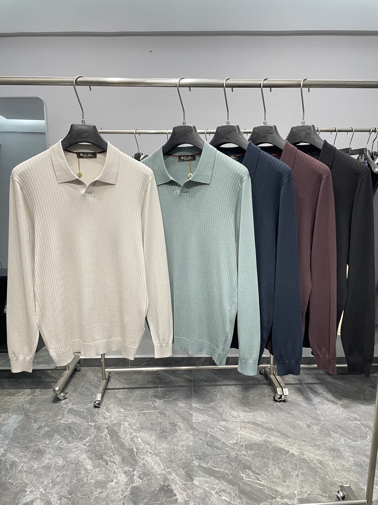 NO:653856,New products at the counter ~ LFW new autumn sheep wool blend men's high-end chic open-neck sweater!  A high-end luxury and platinum-level classic basic sweater. The overall design perfectly integrates Italian aesthetics and inherits the genes of the Jie family. It takes the minimalist route, is both solemn and harmonious, and conforms to modern urban aesthetics. It enriches the overall vision and flaunts one's identity!  The top luxury worsted sheep-wool blended fabric supplied from Italy is made from 49.6 modal fiber + lyocell fiber 45 cotton 5.4 sheep wool. The fabric has first-class properties, extremely high fiber coefficient, light texture and elasticity. It feels extremely soft and delicate, has excellent skin-friendliness, no thorny feeling, has both comfort and breathability, and is also superior in warmth retention!  The details are excellent, the unique open-collar design is quite elegant and fashionable, the color is light and versatile, suitable for all kinds of daily wear, the mix and match compatibility is very high, it can suit any occasion, business commuting or going out for leisure, the upper body has a strong sense of elegance, whether it is worn inside or alone, it is very good to have one piece!  Color khaki, pea green, navy, brown, black Size M-3XL Size reference M size shoulder width 44 bust 98 sleeve length 63 dress length 68 L size shoulder width 45 bust 102 sleeve length 64 dress length 69 XL size shoulder width 46 chest 106 sleeve length 65 dress length 70 2  Size 3XL, shoulder width 48, bust 114, sleeve length 67, dress length 72,,sweaters,alexander wang19860909专柜新品 ~ LFW秋季新款绵羊毛混纺男士高端别致开领针织衫！高端奢华且白金级的一款经典基础款毛衣,通体的设计完美融合意式美学,且传承了杰家族的基因,走极简主义的路线,亦庄亦谐,符合现代都市审美,丰富了整体视觉,亦标榜了身份！客供意大利顶级奢华精纺绵羊毛混纺面料,成分49.6莫代尔纤维+莱塞尔纤维45棉5.4绵羊毛,面料属性一流,纤维系数极高,质地轻盈且富有弹性,手感极其柔糯细腻,亲肤性极佳,无任何扎刺感,舒适度与透气性兼备,同时保暖性方面亦优越！细节方面非常出色,别致开领设计,颇具优雅时髦,配色轻熟百搭,符合日常各种穿搭,混搭兼容空间极高,驾驭任何场合,商务通勤与出街休闲皆可,上身儒雅气质感极强,无论内搭还是单穿都非常出彩人手一件！ 颜色卡其色、豆绿色、藏青色、咖色、黑色 尺码M-3XL 尺寸参考 M码肩宽44胸围98袖长63衣长68 L码肩宽45胸围102袖长64衣长69 XL码肩宽46胸围106袖长65衣长70 2XL码肩宽47胸围110袖长66衣长71 3XL码肩宽48胸围114袖长67衣长72,,sweaters,alexander wang,Men's clothing