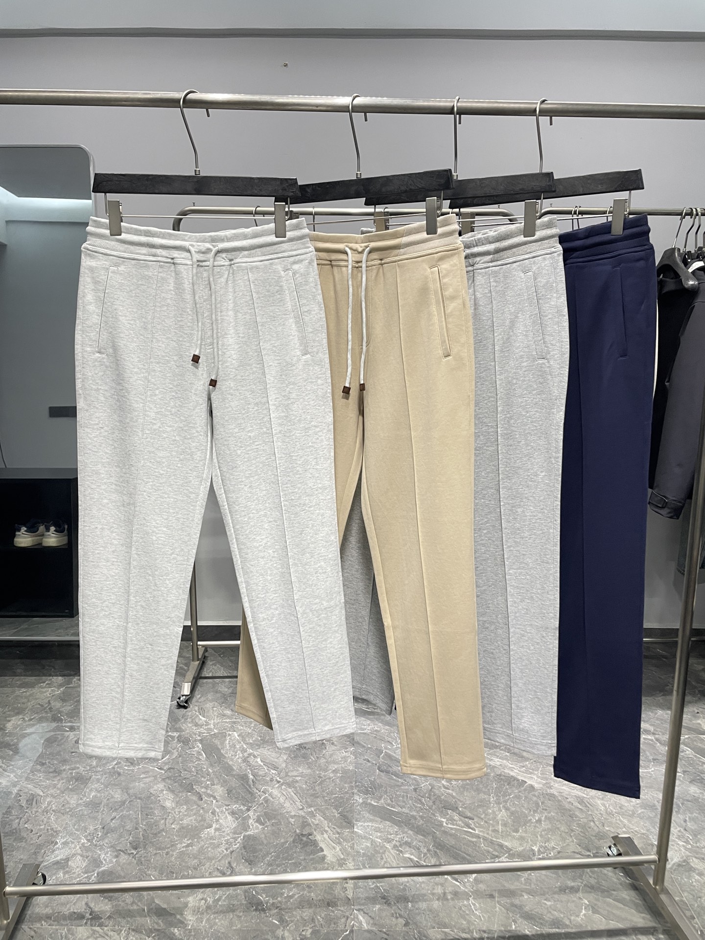 NO:653820,New product BC25FW early autumn new high-quality cotton drawstring casual trousers, men's three-dimensional center seam fashionable and versatile casual trousers!  Trading company channels are rare, leading official website sales!  BC's new casual pants have become a highly sought-after item with their light and soft fabrics, exquisite details and fashionable cuts!  These casual pants are made of custom-made cotton material. This fabric not only feels light and soft, but also has a crisp and drapey feel!  Wearing it, you can feel the close-fitting comfort, as if you are above the clouds!  And the 100% cotton material also has good breathability, allowing you to feel cool in the hot summer!  The waistband is decorated with a leather drawstring design, which enhances the overall sense of detail!  The drawstring design not only makes it easy to adjust the waistline, but also allows you to create different wearing styles!  The casual straight cut and the center seam design on the front and back of the trouser legs make the upper body three-dimensional and stylish, showing your temperament and taste!  The straight version not only modifies the proportions of the figure, but also shows off the slender leg lines, and the center seam design adds a unique charm to the overall shape!  Colors: white, khaki, light gray, blue Size 48-54 Size reference: Size 48 waist 72/78cm - hip 100cm - front 31cm - thigh 60cm - trouser length 101cm - trouser leg 36cm Size 50 waist 76/82cm - hip 103cm - front 32cm - thigh 61cm - trouser length 103cm - trouser leg 36cm  Size 52 waist 80/86cm - hip 106cm - front 33cm - thigh 62cm - trouser length 105cm - trouser leg 37cm Size 54 waist 84/90cm - hip 110cm - front 33cm - thigh 64cm - trouser length 107cm - trouser leg 37cm Size recommendation (standard version) Height 174-140 catties, try on size 50!  Boys weighing less than 130 kilograms should choose size 48, 130-145 kilograms should choose size 50, 145-160 kilograms should choose size 52, and 160-178 kilograms should choose size 54!  ,,chanel,alexander wang19860909新品 BC25FW早秋新款优质全棉材质抽绳休闲裤,男士立体中缝线时尚百搭休闲长裤！贸易公司渠道稀出,领先官网发售！BC家全新休闲裤以其轻盈柔软的面料、精致的细节设计以及时尚的版型剪裁,成为了一款备受追捧的单品！ 这款休闲裤采用了客供定制的全棉材质,这种面料不仅手感轻薄软糯,同时也不失挺括垂坠感！穿上它你能感受到贴身的舒适,仿佛身处在云端之上！而且全棉材质还具有良好的透气性,让你在炎热的夏天也能感受到清凉！裤腰处饰有皮料点缀的抽绳设计,让整体的细节感得到了提升！抽绳的设计不仅方便调整腰围,还能够打造出不同的穿着风格！休闲直筒版型剪裁,裤腿前后中缝线设计,使得上身立体有型,展现气质与品位！直筒版型不仅修饰了身材的比例,还能够展现出修长的腿部线条,而中缝线的设计更是为整体造型增添了一丝别致的韵味！ 颜色花白色、卡其色、浅灰色、蓝色 尺码48-54 尺寸参考 48码腰围72/78cm-臀围100cm-前档31cm-大腿围60cm-裤长101cm-裤脚36cm 50码腰围76/82cm-臀围103cm-前档32cm-大腿围61cm-裤长103cm-裤脚36cm 52码腰围80/86cm-臀围106cm-前档33cm-大腿围62cm-裤长105cm-裤脚37cm 54码腰围84/90cm-臀围110cm-前档33cm-大腿围64cm-裤长107cm-裤脚37cm 尺码推荐（标准版型） 身高174-140斤,试穿50码合适！ 男生体重130斤以内选择48码,130-145斤选择50码,145-160斤选择52码,160-178斤选择54码！,,chanel,alexander wang,Men's clothing