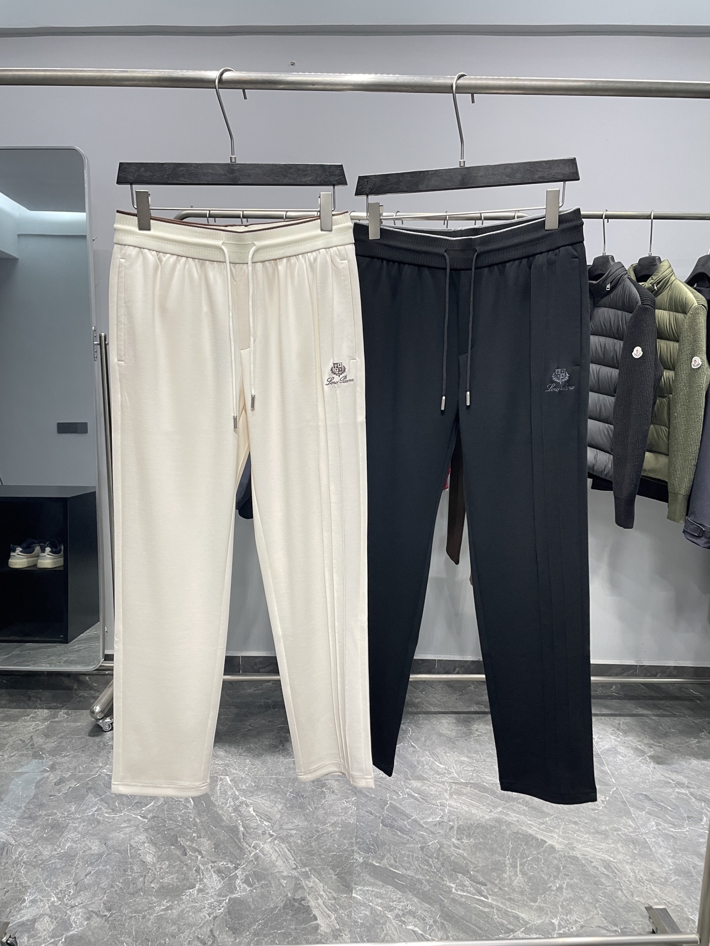 NO:613367,LFW's new early autumn knitted cotton blend drawstring casual pants, men's classic badge embroidered asymmetric pleated straight casual pants!  Trading company channels are rare, leading official website sales!  With its unique fabric selection, exquisite design details and excellent wearing experience, LP's new drawstring casual pants have become an indispensable classic choice in the wardrobe of urban fashionistas!   The trousers are made of custom-made blended knitted cotton. This unique blended material not only ensures the skin-friendly comfort of the clothes, but also gives the trousers excellent breathability and natural drape!  The front panel cleverly incorporates classic badge embroidery elements, and every stitch and thread reveals the craftsman's exquisite skills and ultimate pursuit of details!  Echoing it is the carefully carved metal nameplate on the back pocket, which demonstrates the wearer's unique taste and distinguished status in a low-key yet flamboyant way!  The trouser legs are designed with asymmetrical three-dimensional pleats, which breaks the monotony and mediocrity of traditional trousers and adds a bit of flexibility and layering to the leg lines!  This design not only cleverly modifies the leg shape and creates a casual sense of fashion, but also brings a rich sense of layering to the vision through the interlacing of light and shadow, making the wearer the center of attention in any occasion!  The drawstring elastic waistband design not only ensures the convenience of wearing, but also takes into account comfort and tolerance!  The casual straight cut makes these pants extremely versatile and practical. Whether paired with a simple T-shirt or an elegant shirt, it can be easily worn and show different style charms!  Color apricot, black Size M-3XL Size reference M size waist 72/78cm - hip 98cm - front 29cm - thigh 58cm - trouser length 99cm - trouser leg 35cm L size waist 76/82cm - hip 102cm - front 30cm - thigh 60cm - trouser length 100cm - trouser leg 36cm  XL size waist 80/86cm - hip 106cm - front 30cm - thigh 62cm - trouser length 101cm - trouser leg 37cm XXL size waist 84/90cm - hip 110cm - front 31cm - thigh 64cm - trouser length 102cm - trouser leg 38cm  3XL size waist 88/94cm - hip 114cm - front 31cm - thigh 66cm - trouser length 103cm - trouser leg 39cm Recommended size (standard version) Height 174-140 catties, try on L size!  Boys weighing less than 130 kilograms should choose M code, 130-143 kilograms should choose L code, 143-156 kilograms should choose XL code, 156-170 kilograms should choose XXL code, and 170-185 kilograms should choose 3XL code!  ,,loro piana,shirts,tees,t-shirt,alexander wang19860909LFW早秋新款针织棉料混纺抽绳休闲裤,男士经典徽章刺绣不对称褶皱直筒休闲长裤！贸易公司渠道稀出,领先官网发售！LP新款抽绳休闲裤以其独特的面料选择、精致的设计细节以及卓越的穿着体验,成为了都市时尚达人们衣橱中不可或缺的经典之选！  该裤装选用客供定制混纺针织棉料,这种独特的混纺材质不仅确保了衣物的亲肤舒适性,更赋予了裤子极佳的透气性与自然垂坠感！前幅巧妙融入了经典徽章刺绣元素,每一针每一线都透露着匠人的精湛技艺与对细节的极致追求！而与之遥相呼应的是后兜上那块精心雕琢的金属铭牌,它以一种低调而不失张扬的方式,彰显着穿着者的独特品味与尊贵身份！ 裤腿采用不对称立体褶皱设计,打破了传统裤装的单调与平庸,为腿部线条增添了几分灵动与层次！这种设计不仅巧妙地修饰了腿型,营造出一种随性的时髦感,还通过光影的交错,为视觉带来了丰富的层次感,使得穿着者在任何场合下都能成为焦点所在！抽绳松紧裤腰设计,既保证了穿着的便捷性,又兼顾了舒适度与包容性！而休闲直筒版型的裁剪,则赋予了这款裤子极高的百搭性与实用性,无论是搭配简约T恤还是优雅衬衫,都能轻松驾驭,展现出不同的风格魅力！ 颜色杏色、黑色 尺码M-3XL 尺寸参考 M码腰围72/78cm-臀围98cm-前档29cm-大腿围58cm-裤长99cm-裤脚35cm L码腰围76/82cm-臀围102cm-前档30cm-大腿围60cm-裤长100cm-裤脚36cm XL码腰围80/86cm-臀围106cm-前档30cm-大腿围62cm-裤长101cm-裤脚37cm XXL码腰围84/90cm-臀围110cm-前档31cm-大腿围64cm-裤长102cm-裤脚38cm 3XL码腰围88/94cm-臀围114cm-前档31cm-大腿围66cm-裤长103cm-裤脚39cm 尺码推荐（标准版型） 身高174-140斤,试穿L码合适！ 男生体重130斤以内选择M码,130-143斤选择L码,143-156斤选择XL码,156-170斤选择XXL码,170-185斤选择3XL码！,,loro piana,shirts,tees，t-shirt,alexander wang,Men's clothing
