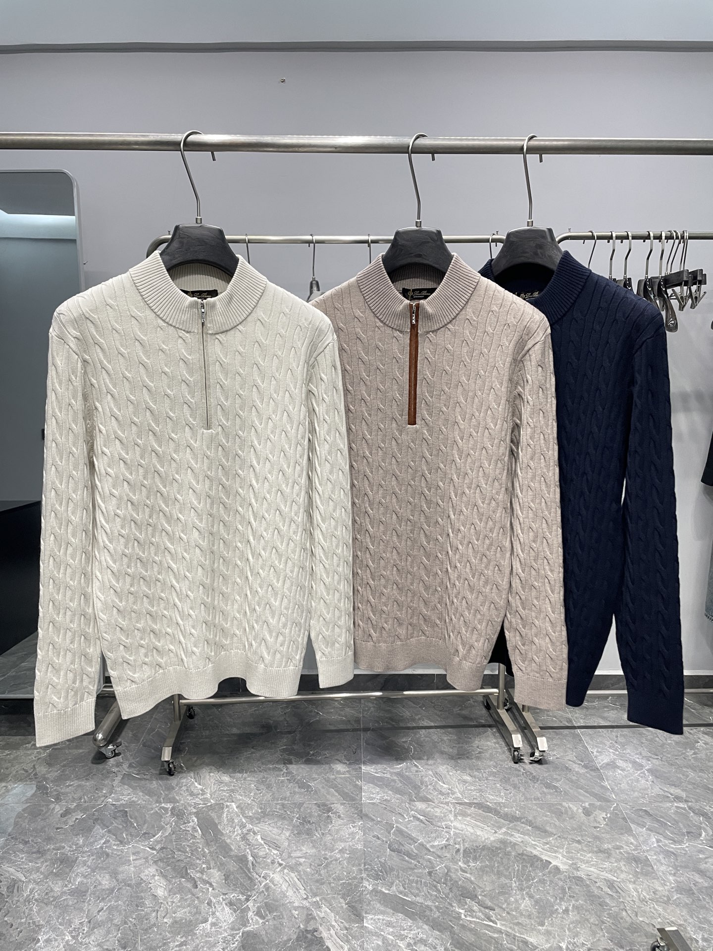 NO:611124,LFW new autumn and winter cotton and wool blended cable pullover sweaters, fashionable half-zip stand-up collar sweaters and sweaters for men and women!  Trading company channels are rare and available on the official website simultaneously!  We have always adhered to the eternal elegance and taste. No matter how the fashion trends change, we always maintain our persistent pursuit of quality and design!  This cable half-zip sweater does not have too many gorgeous decorations, but with its simple and elegant design and exquisite craftsmanship, it shows a low-key and luxurious beauty!  This sweater is made of custom-woven sheep wool multi-material blended twisted fabric. The texture is extremely delicate, just like a gentle embrace given by nature. It is comfortable and close to the skin without any itch!  Whether it's a cold winter morning or a cool spring or autumn evening, wearing it is like being wrapped in a layer of warm clouds, giving your body the most intimate care!  The classic cable knitted structure design is undoubtedly the soul of this sweater!  Each twist is like a piece of music carefully composed by the designer, arranged accurately and orderly, as if telling a legend about fashion and quality!  This kind of cable knitting is not a simple craft. It requires the exquisite skills and endless patience of the craftsmen. From the initial line selection to the final shaping, every link condenses countless efforts!  The texture of the cable flower is well-proportioned, which not only has a retro charm, but also has a modern sense of fashion. It will make people fall in love with it at a glance!  The zippered semi-stand collar design perfectly combines luxury and practicality. You can adjust the height of the zipper at will according to your own preferences and occasions, showing different styles!  The fitted version can fit the body curve very well and show the wearer's figure advantages. It is neither too loose to look procrastinating nor too tight to make people feel restricted. It is as if it is tailor-made for your body, making you feel extremely comfortable and confident while wearing it!  Color White, Camel, Navy Size 48-56 Size Reference Size 48: Shoulder width 43 Bust 96 Sleeve length 63 Clothing length 68 Size 50: Shoulder width 44 Bust 100 Sleeve length 64 Clothing length 69 Size 52: Shoulder width 45 Bust 104 Sleeve length 65 Clothing length 70 Size 54: Shoulder width 46 Bust 108 Sleeve length 66 Clothing length 71  Size 56: shoulder width 47, bust 112, sleeve length 67, dress length 72,,sweaters,alexander wang19860909LFW秋冬新款棉羊毛混纺绞花套头毛衣,男女同款时尚半拉链立领毛衣针织衫！贸易公司渠道稀出,同步官网发售！一直坚守着那份永恒的优雅与品味,无论时尚潮流如何变幻,终保持着对品质和设计的执着追求！这件绞花半拉链针织衫,没有过多的华丽装饰,却以其简洁大方的设计和精湛的工艺,展现出一种低调而奢华的美感！ 这件针织衫选用定织绵羊毛多材质混纺绞纹面料,细腻到极致的纹理,就像是大自然给予的温柔拥抱,舒适贴肤,没有丝毫的刺痒感！无论是在寒冷的冬日清晨,还是在微凉的春秋傍晚,穿上它就如同被一层温暖的云朵包裹,给予身体最贴心的呵护！经典的绞花编结结构设计,无疑是这件针织衫的灵魂所在！每一道绞花都像是设计师精心谱写的乐章,排列精准而有序,仿佛在诉说着一段关于时尚与品质的传奇！这种绞花编结并非简单的工艺,它需要工匠们精湛的技艺和无尽的耐心,从最初的选线到最后的成型,每一个环节都凝聚着无数的心血！绞花的纹理错落有致,既有着复古的韵味,又不失现代的时尚感,让人一眼便为之倾心！ 拉链半立领设计恰到好处地融合了华丽感与实用性,可以根据自己的喜好和场合,随意调节拉链的高度,展现出不同的风格！合身版型能够很好地贴合身体曲线,展现出穿着者的身材优势,既不会过于宽松而显得拖沓,也不会过于紧身而让人感到束缚,它就像是为你的身体量身定制一般,让你在穿着的过程中感受到无比的舒适与自信！ 颜色白色、驼色、藏蓝色 尺码48-56 尺寸参考 48码:肩宽43胸围96袖长63衣长68 50码:肩宽44胸围100袖长64衣长69 52码:肩宽45胸围104袖长65衣长70 54码:肩宽46胸围108袖长66衣长71 56码:肩宽47胸围112袖长67衣长72,,sweaters,alexander wang,Men's clothing