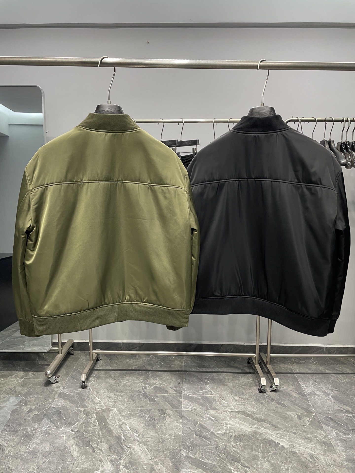 。 PRA25FW秋冬新款高密度尼龙立领夹克，男女同款经典三角标徽章复古拉链棒球服棉衣外套！贸易公司渠道