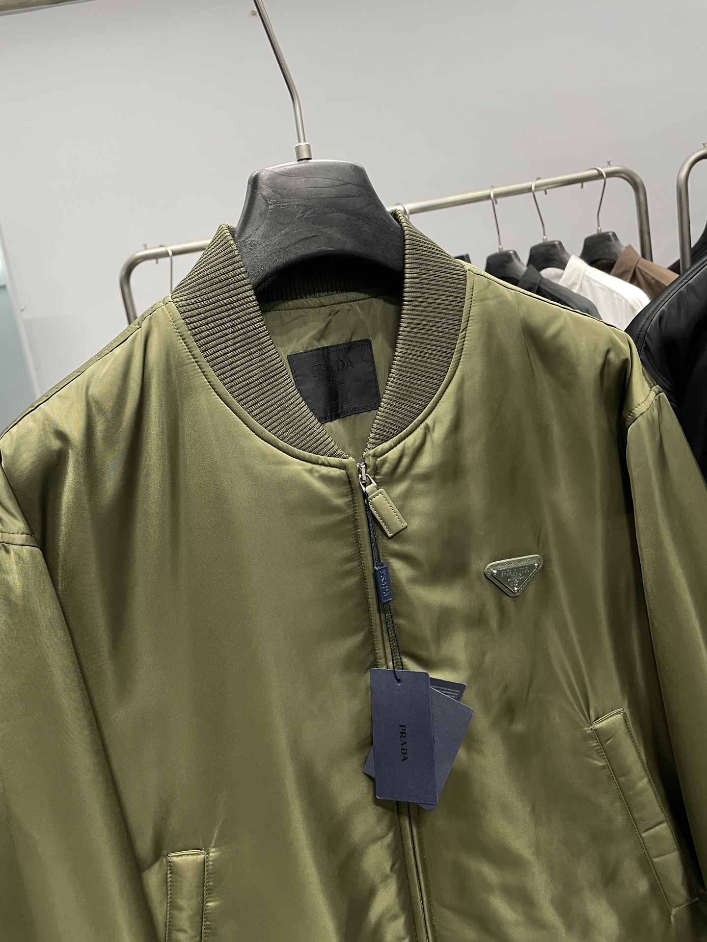 。 PRA25FW秋冬新款高密度尼龙立领夹克，男女同款经典三角标徽章复古拉链棒球服棉衣外套！贸易公司渠道