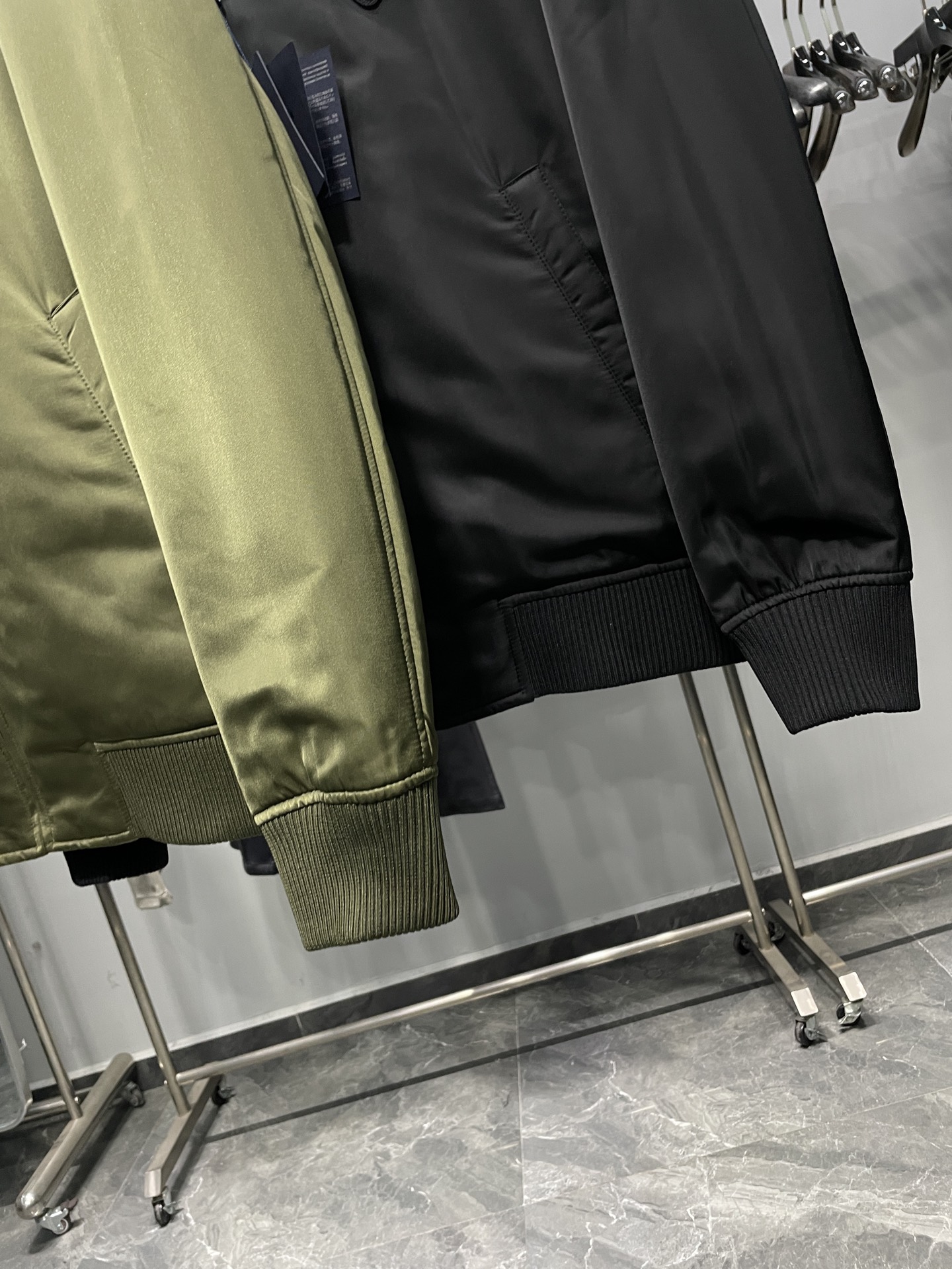 。 PRA25FW秋冬新款高密度尼龙立领夹克，男女同款经典三角标徽章复古拉链棒球服棉衣外套！贸易公司渠道