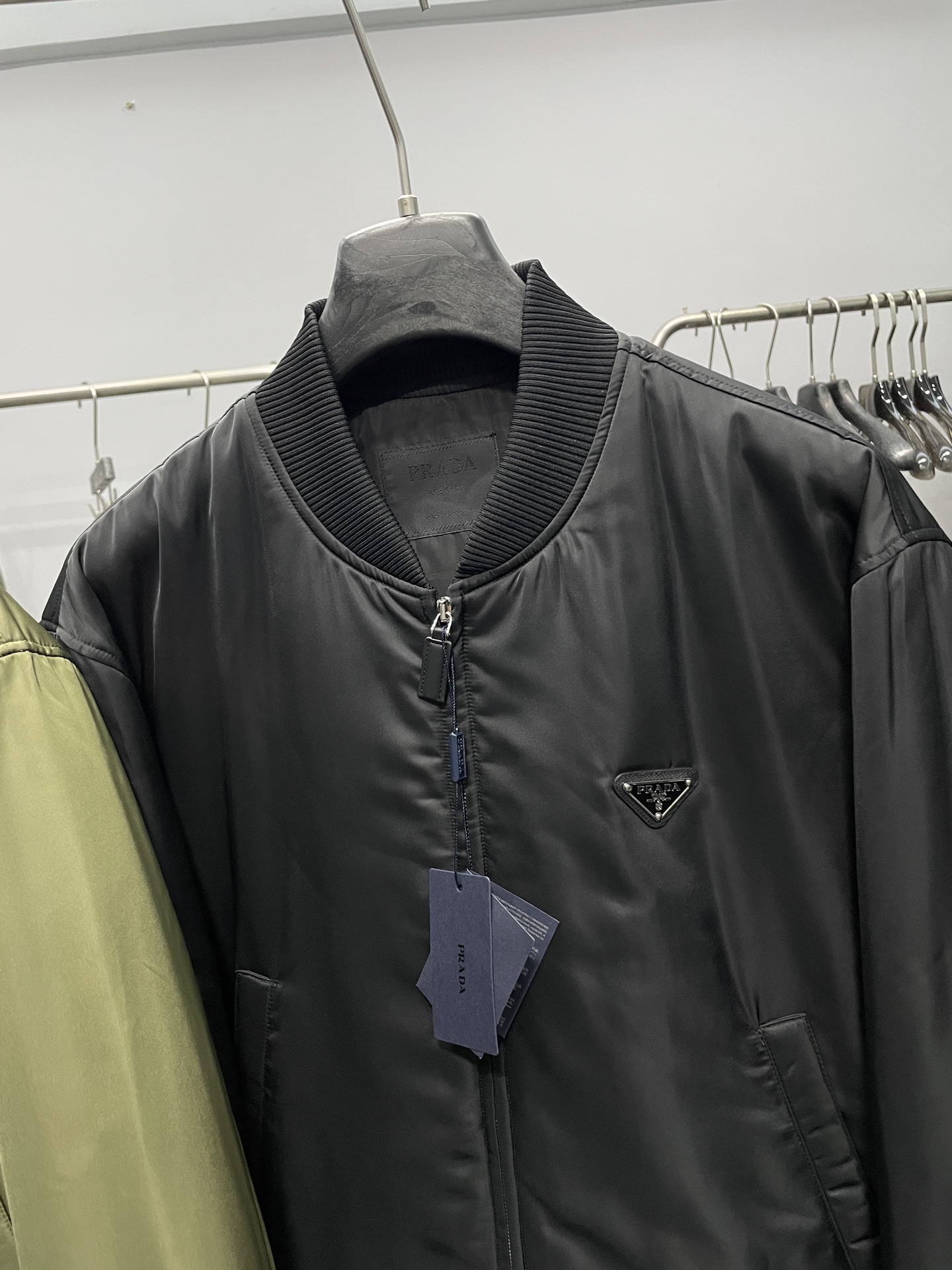 。 PRA25FW秋冬新款高密度尼龙立领夹克，男女同款经典三角标徽章复古拉链棒球服棉衣外套！贸易公司渠道