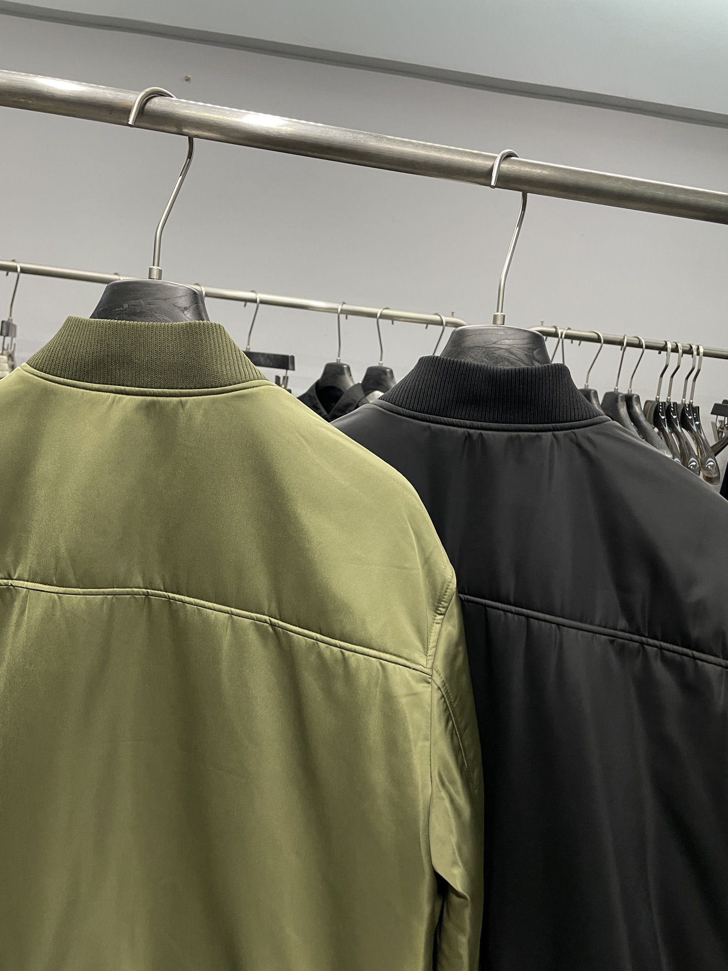 。 PRA25FW秋冬新款高密度尼龙立领夹克，男女同款经典三角标徽章复古拉链棒球服棉衣外套！贸易公司渠道