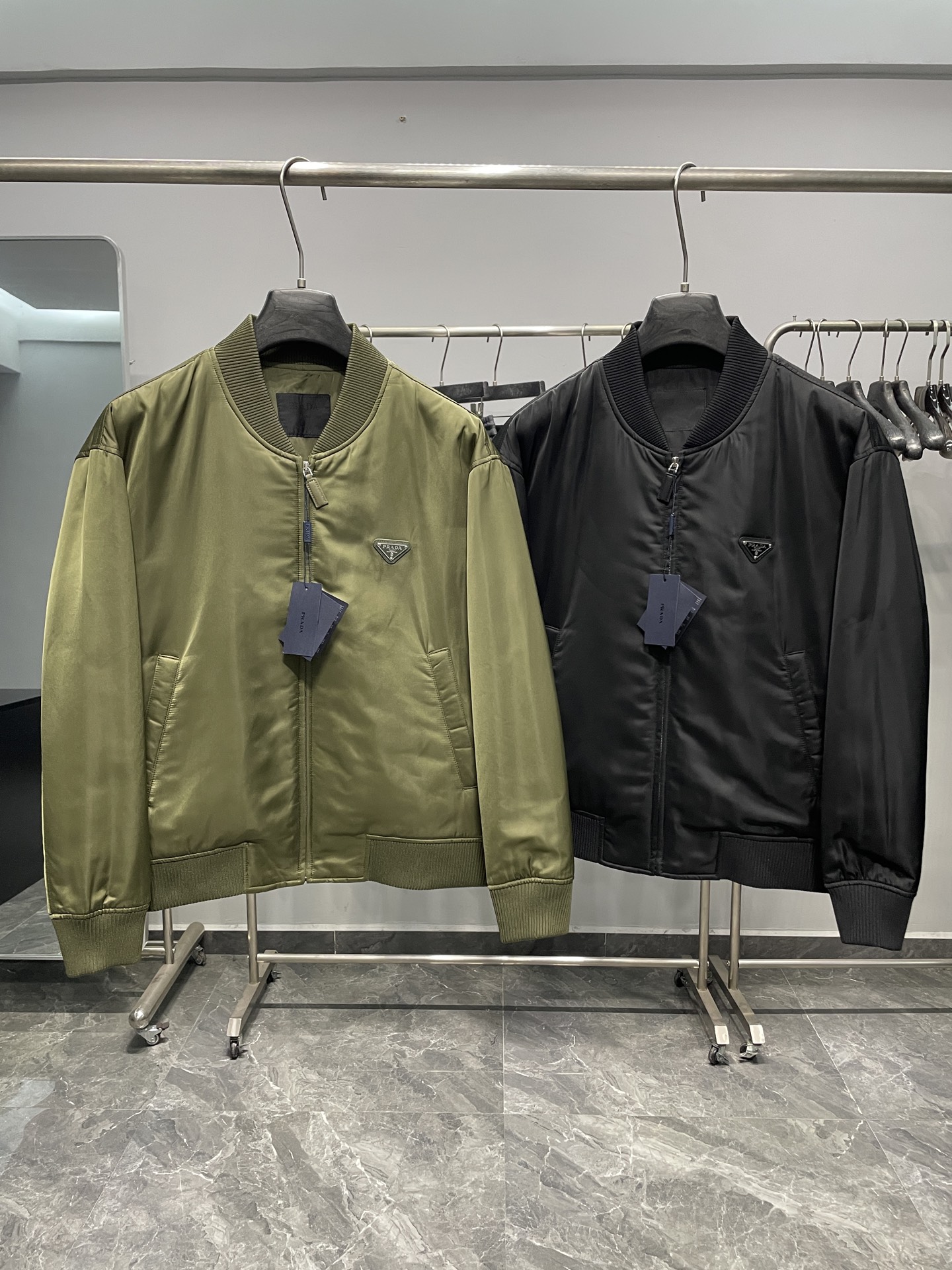 。 PRA25FW秋冬新款高密度尼龙立领夹克，男女同款经典三角标徽章复古拉链棒球服棉衣外套！贸易公司渠道