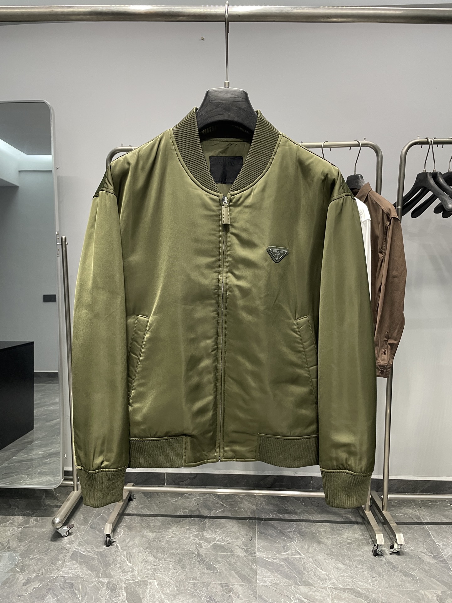 。 PRA25FW秋冬新款高密度尼龙立领夹克，男女同款经典三角标徽章复古拉链棒球服棉衣外套！贸易公司渠道