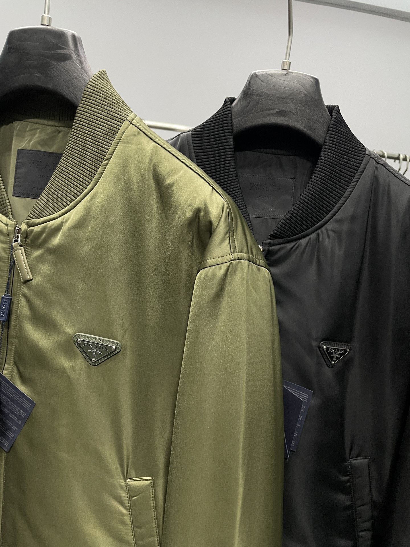 。 PRA25FW秋冬新款高密度尼龙立领夹克，男女同款经典三角标徽章复古拉链棒球服棉衣外套！贸易公司渠道