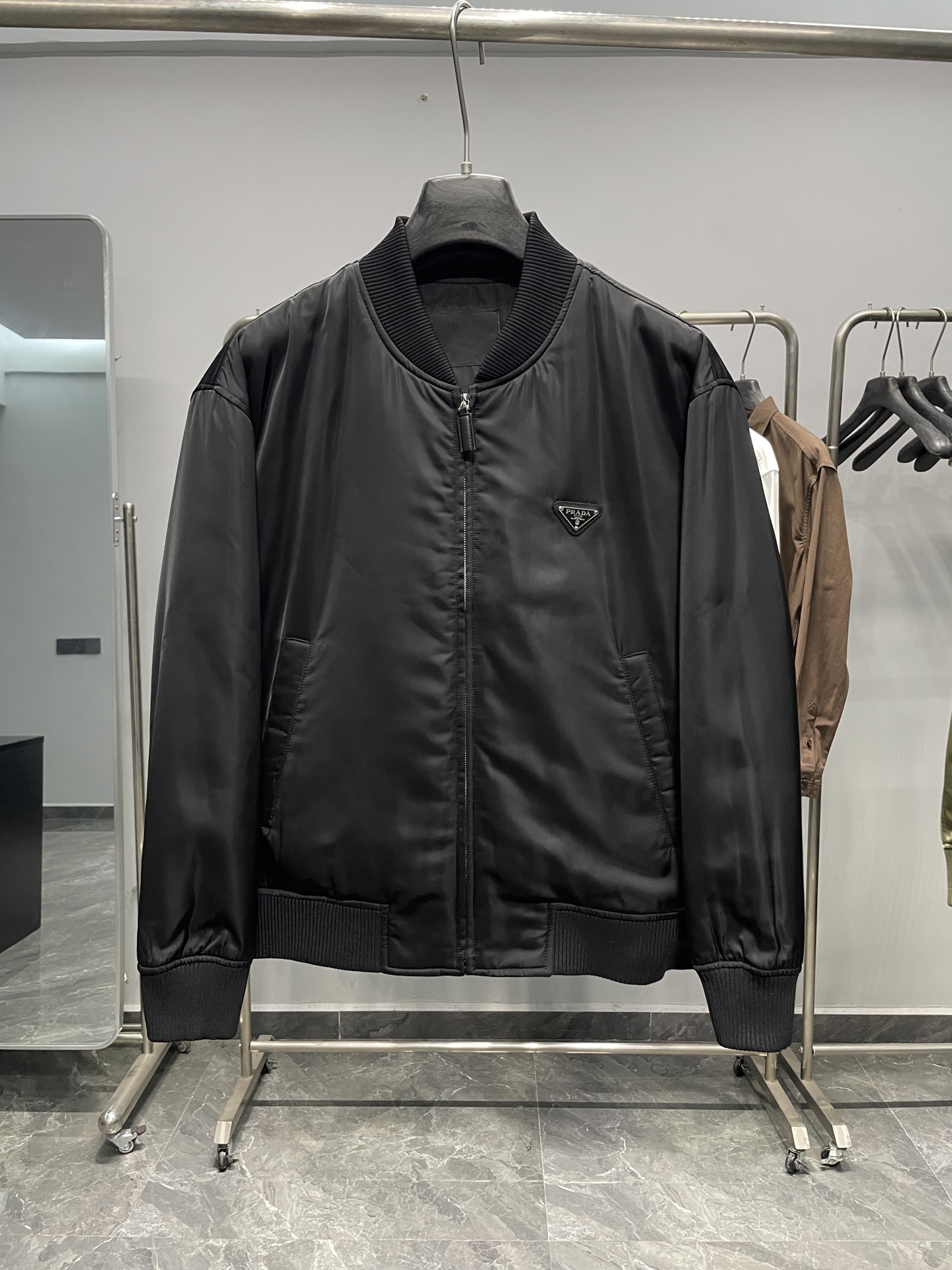 。 PRA25FW秋冬新款高密度尼龙立领夹克，男女同款经典三角标徽章复古拉链棒球服棉衣外套！贸易公司渠道