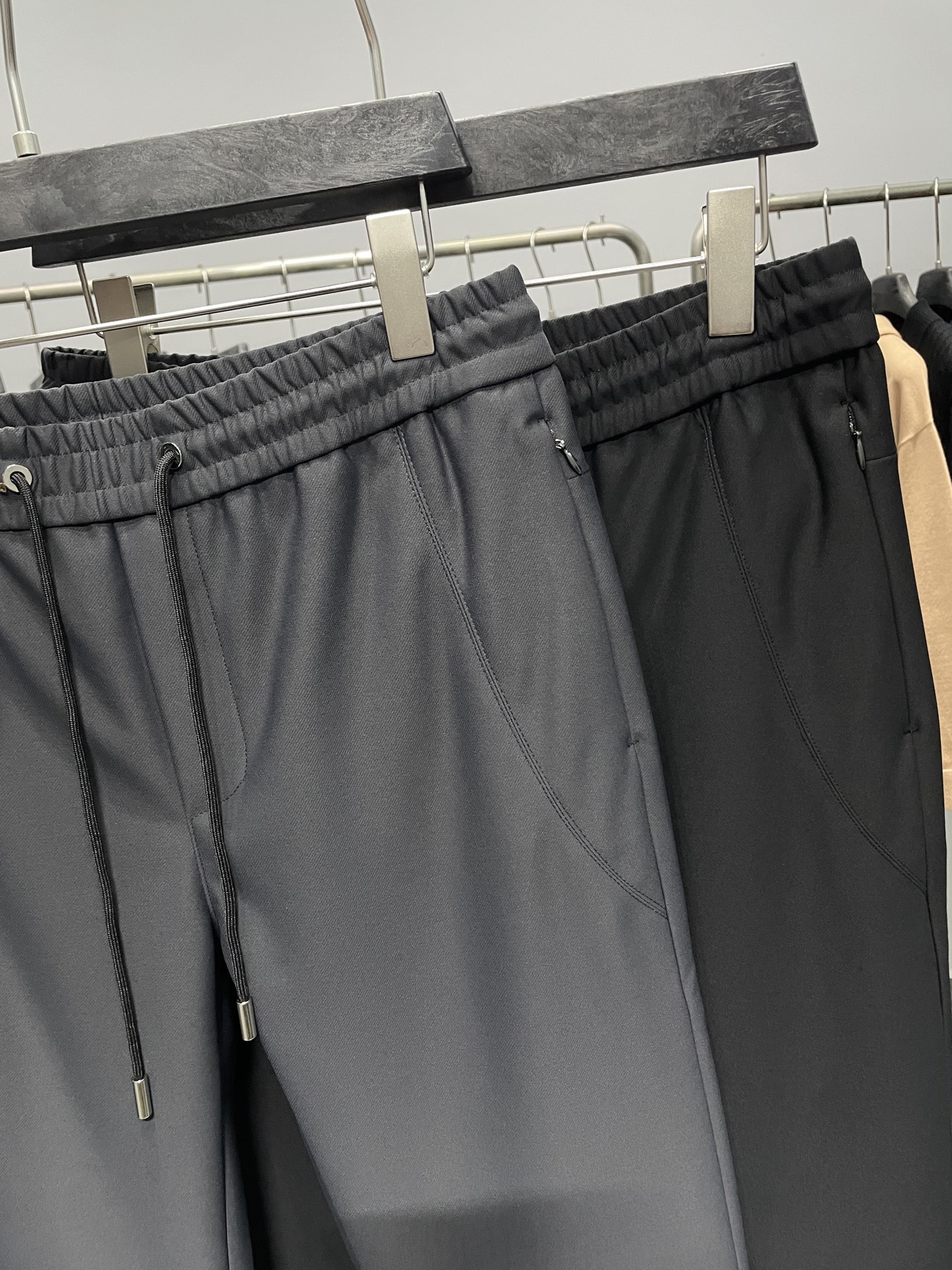 。 LULU25FW秋冬新款新型科技面料抽绳休闲裤，男士反光标识印花时尚百搭直筒休闲长裤！贸易公司渠道稀