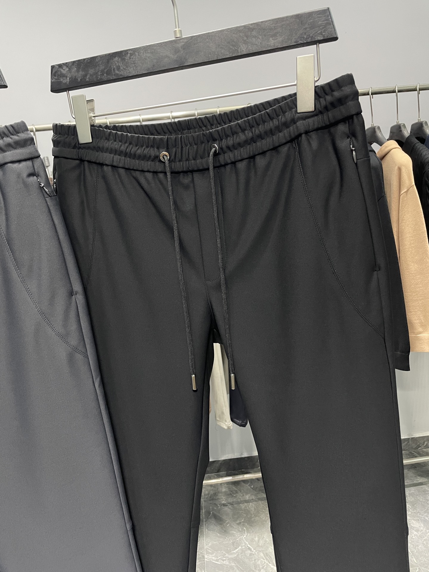 。 LULU25FW秋冬新款新型科技面料抽绳休闲裤，男士反光标识印花时尚百搭直筒休闲长裤！贸易公司渠道稀