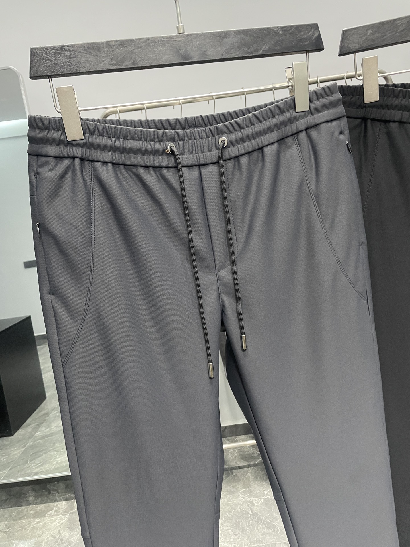 。 LULU25FW秋冬新款新型科技面料抽绳休闲裤，男士反光标识印花时尚百搭直筒休闲长裤！贸易公司渠道稀