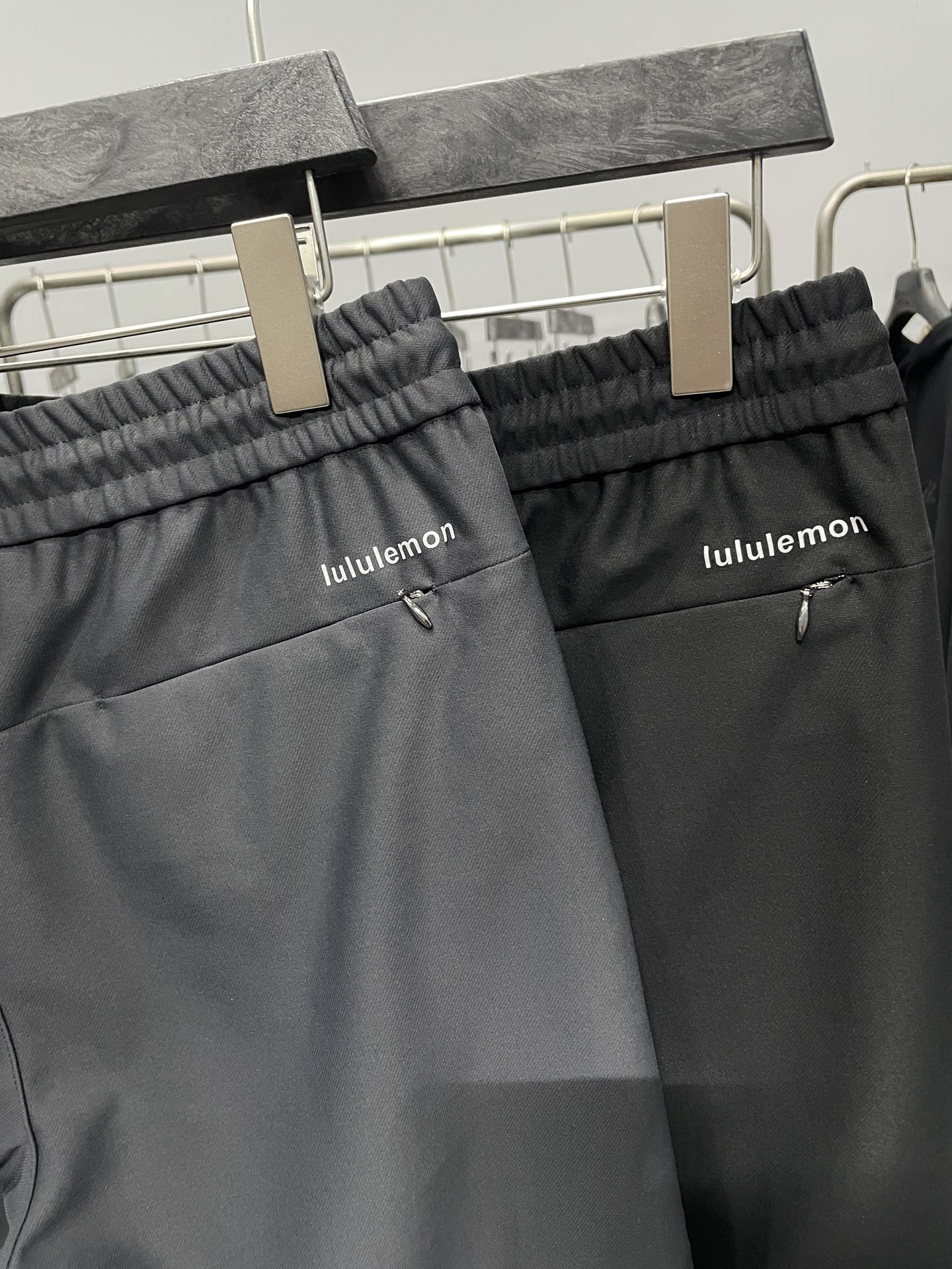 。 LULU25FW秋冬新款新型科技面料抽绳休闲裤，男士反光标识印花时尚百搭直筒休闲长裤！贸易公司渠道稀