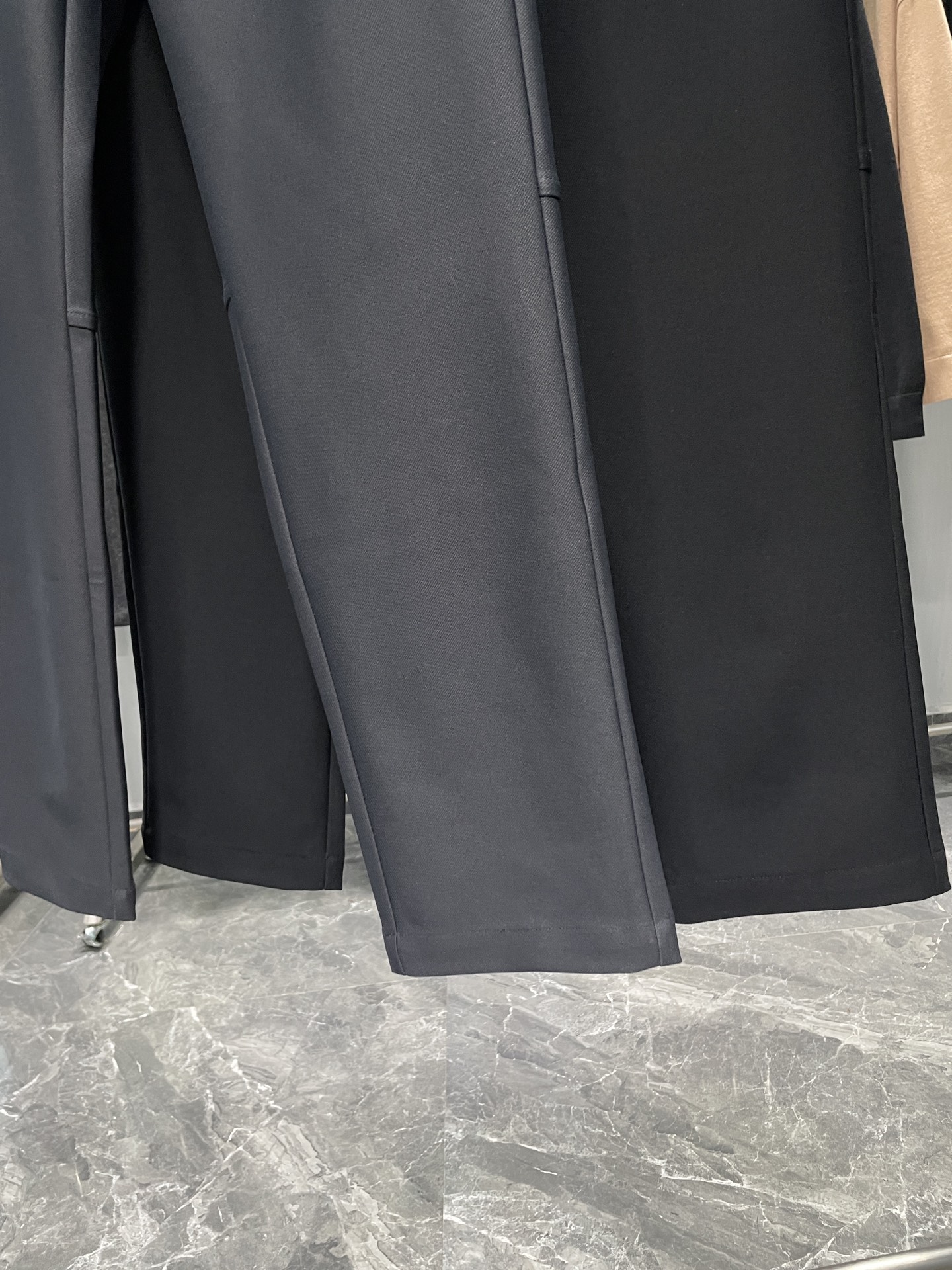 。 LULU25FW秋冬新款新型科技面料抽绳休闲裤，男士反光标识印花时尚百搭直筒休闲长裤！贸易公司渠道稀