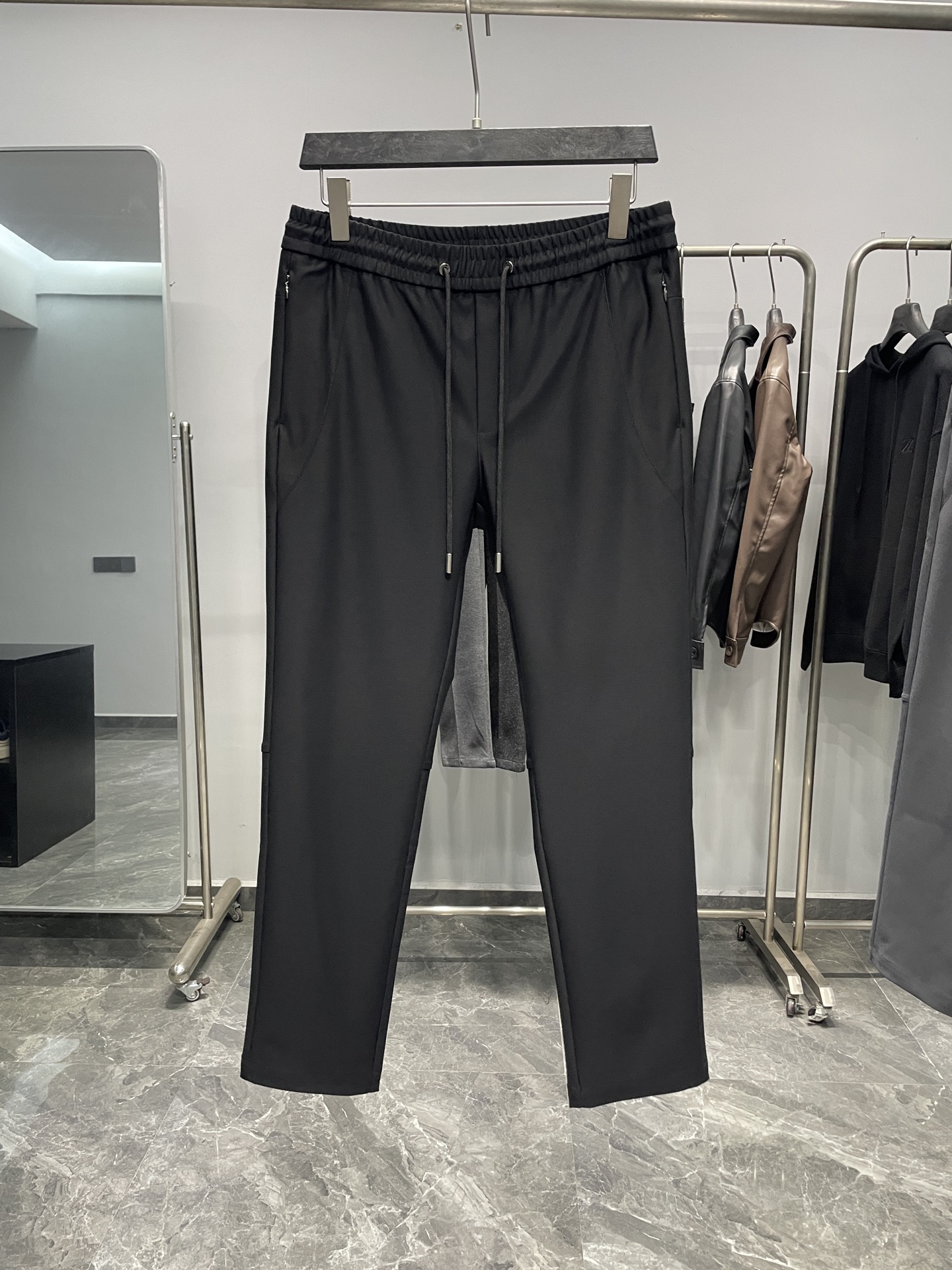 。 LULU25FW秋冬新款新型科技面料抽绳休闲裤，男士反光标识印花时尚百搭直筒休闲长裤！贸易公司渠道稀