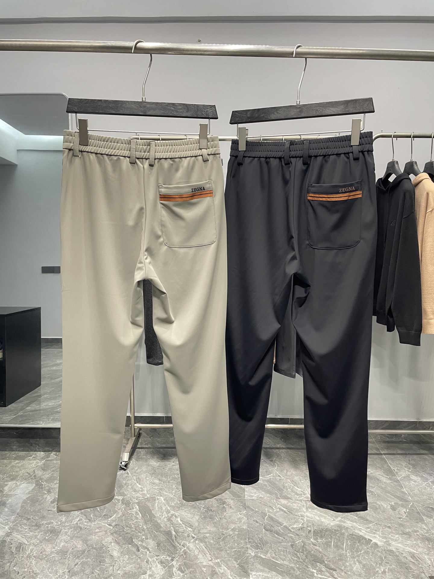 。EZ25FW秋冬新款定制面料直筒休闲裤，男士经典织带胶印字母后兜立体中缝线休闲长裤！贸易公司渠道稀出，