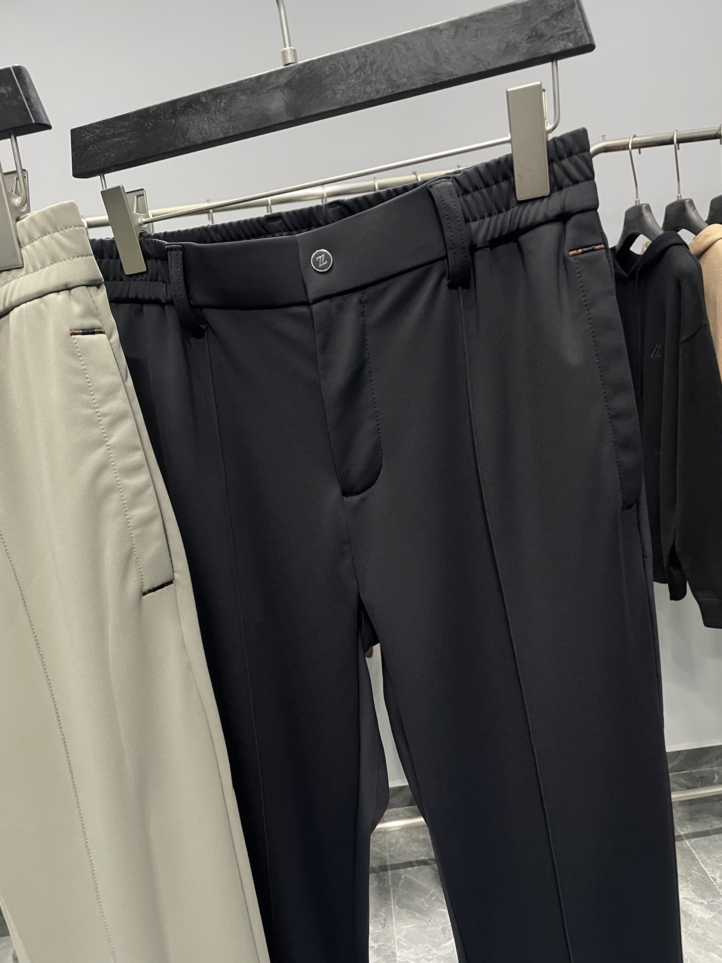 。EZ25FW秋冬新款定制面料直筒休闲裤，男士经典织带胶印字母后兜立体中缝线休闲长裤！贸易公司渠道稀出，