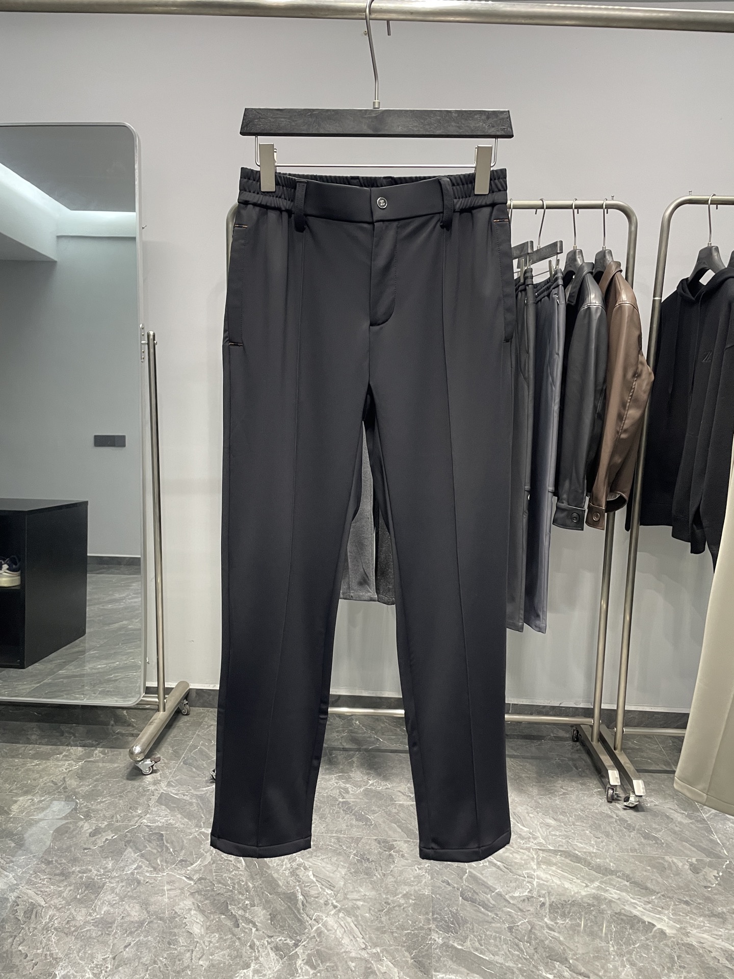 。EZ25FW秋冬新款定制面料直筒休闲裤，男士经典织带胶印字母后兜立体中缝线休闲长裤！贸易公司渠道稀出，