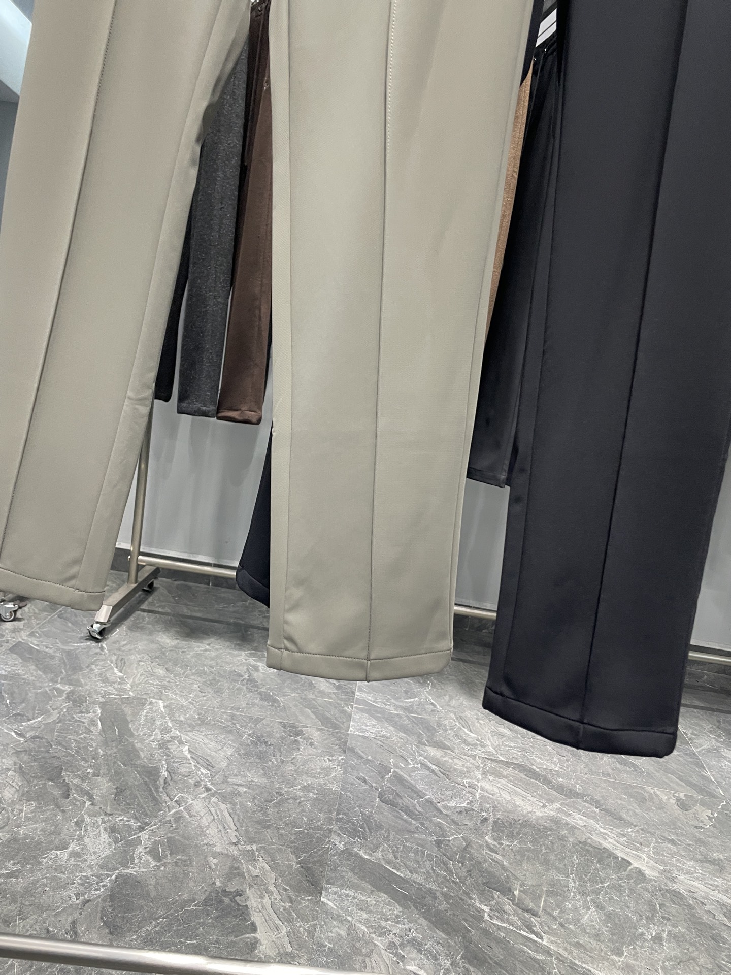 。EZ25FW秋冬新款定制面料直筒休闲裤，男士经典织带胶印字母后兜立体中缝线休闲长裤！贸易公司渠道稀出，