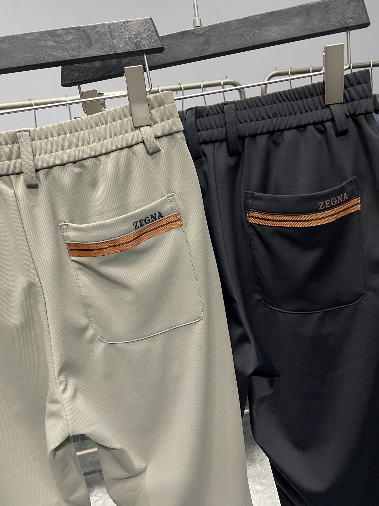 。EZ25FW秋冬新款定制面料直筒休闲裤，男士经典织带胶印字母后兜立体中缝线休闲长裤！贸易公司渠道稀出，