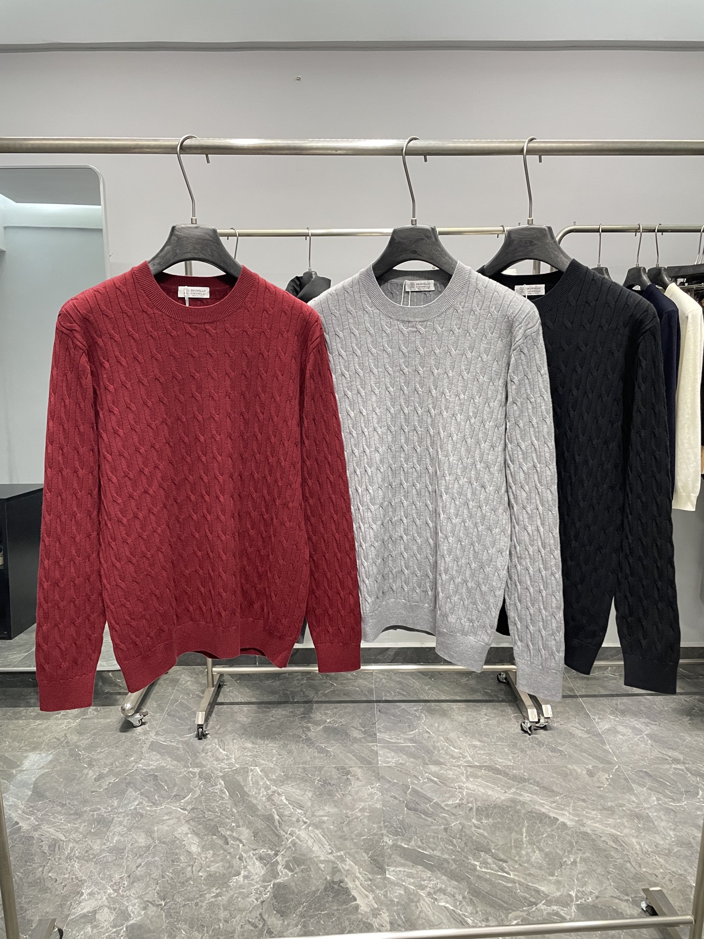 NO:596711,BC25FW new autumn and winter twist knitted wool blend casual crew neck sweater!  Men's old money style casual urban sweater!  Shared through top domestic sales channels, the minimalist and elegant design, twist knitted shape, and high-end wool blended fabrics present the brand's luxurious temperament and are a must-have for urban men!  No matter which aspect it is, it is undoubtedly the best choice. It has to be stylish, the upper body effect is effective, the cut is tailored, the design is designed, and it is long-lasting. The aristocratic aura of the upper body is irreplaceable, and it is very classy!  The overall shape is elegant and elegant, and the fabric is made of high-end sheep wool blended knitted yarn, which has a perfect touch against the skin, a natural drape, and is super comfortable and pleasant to wear next to the body. The texture is different from ordinary knitted fabrics, and the overall wiring workmanship is very clear and meticulous!  High-end fashion products that are visible to the naked eye!  Color red, gray, black Size 48-56 Size reference Size 48: Shoulder width 43 Bust 96 Sleeve length 63 Dress length 68 Size 50: Shoulder width 44 Bust 100 Sleeve length 64 Dress length 69 Size 52: Shoulder width 45 Bust 104 Sleeve length 65 Dress length 70 Size 54: Shoulder width 46 Bust 108 Sleeve length 66 Dress length 71  Size 56: shoulder width 47, bust 112, sleeve length 67, dress length 72,,sweaters,alexander wang19860909BC25FW秋冬新款麻花针织羊毛混纺休闲圆领毛衣！男士老钱风休闲都市针织衫！顶级内销渠道分享,极简大气的设计,麻花针织造型,高端羊毛混纺面料,呈现出品牌的奢华气质范儿,都市型男必备！ 无论是哪个方面无疑都是最好的选择,要款式有款式,要上身效果有效果,要剪裁有剪裁,要设计有设计,而且经久不衰,上身的贵族气场无法替代,并且很有档次！ 整体造型大气典雅,面料采用高端绵羊毛混纺针织纱线,触肤感完美,垂感自然,贴身穿做超级舒适宜人.质感区分普通针织面料,整体走线做工非常明朗缜密！肉眼可辨的高端的时尚产物！ 颜色红色、灰色、黑色 尺码48-56 尺寸参考 48码:肩宽43胸围96袖长63衣长68 50码:肩宽44胸围100袖长64衣长69 52码:肩宽45胸围104袖长65衣长70 54码:肩宽46胸围108袖长66衣长71 56码:肩宽47胸围112袖长67衣长72,,sweaters,alexander wang,Men's clothing