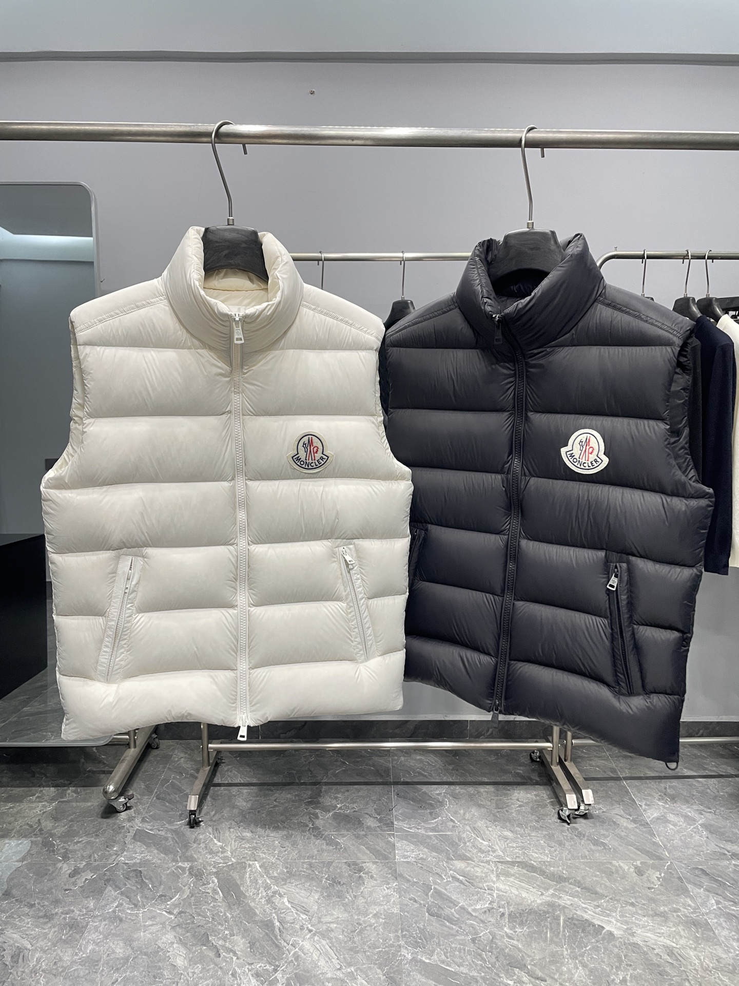 MON25FW秋冬新款轻薄尼龙立领羽绒马甲，男女同款经典毛毡徽章时尚保暖羽绒马甲外套！贸易公司渠道稀出，