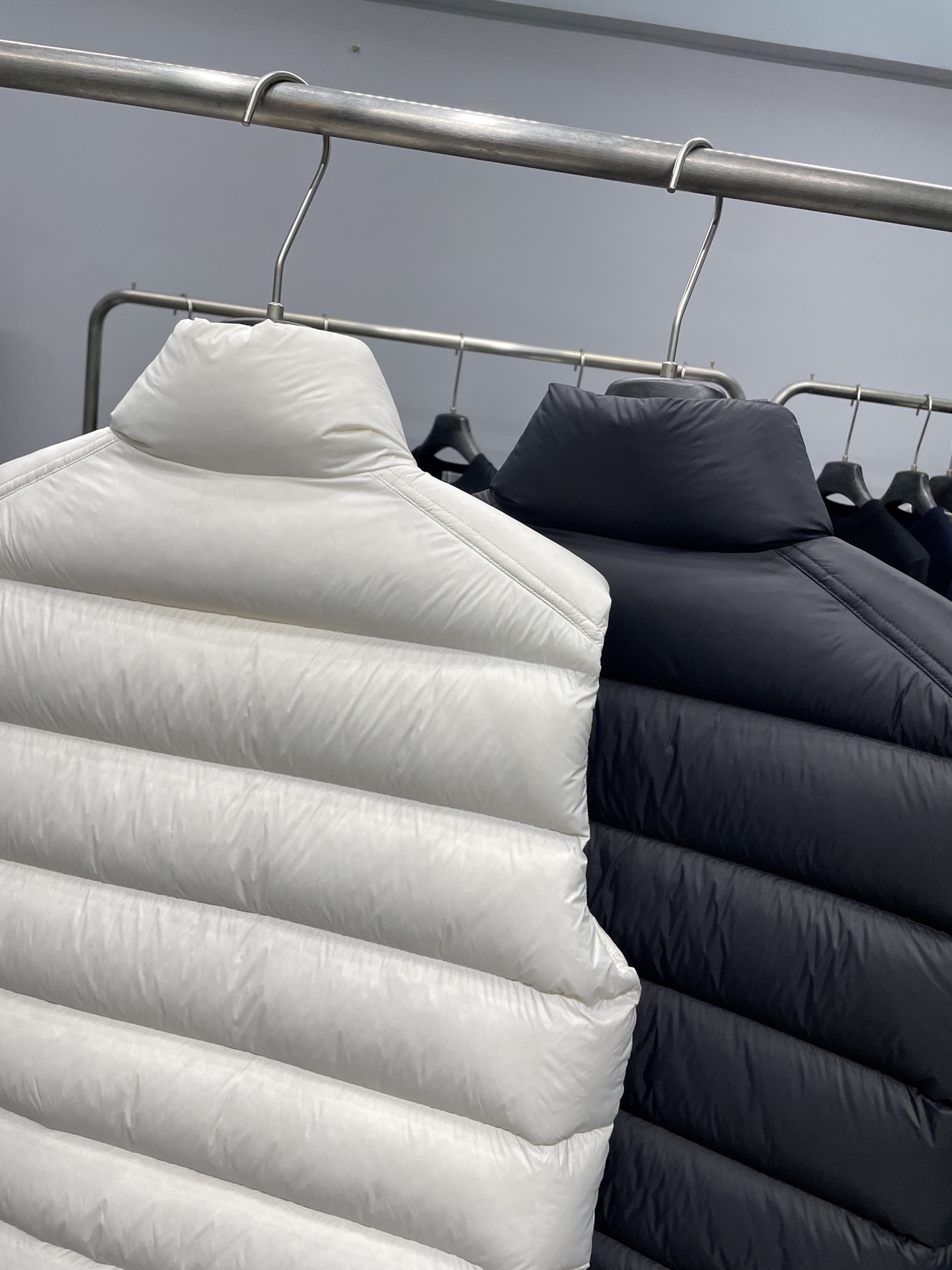 MON25FW秋冬新款轻薄尼龙立领羽绒马甲，男女同款经典毛毡徽章时尚保暖羽绒马甲外套！贸易公司渠道稀出，