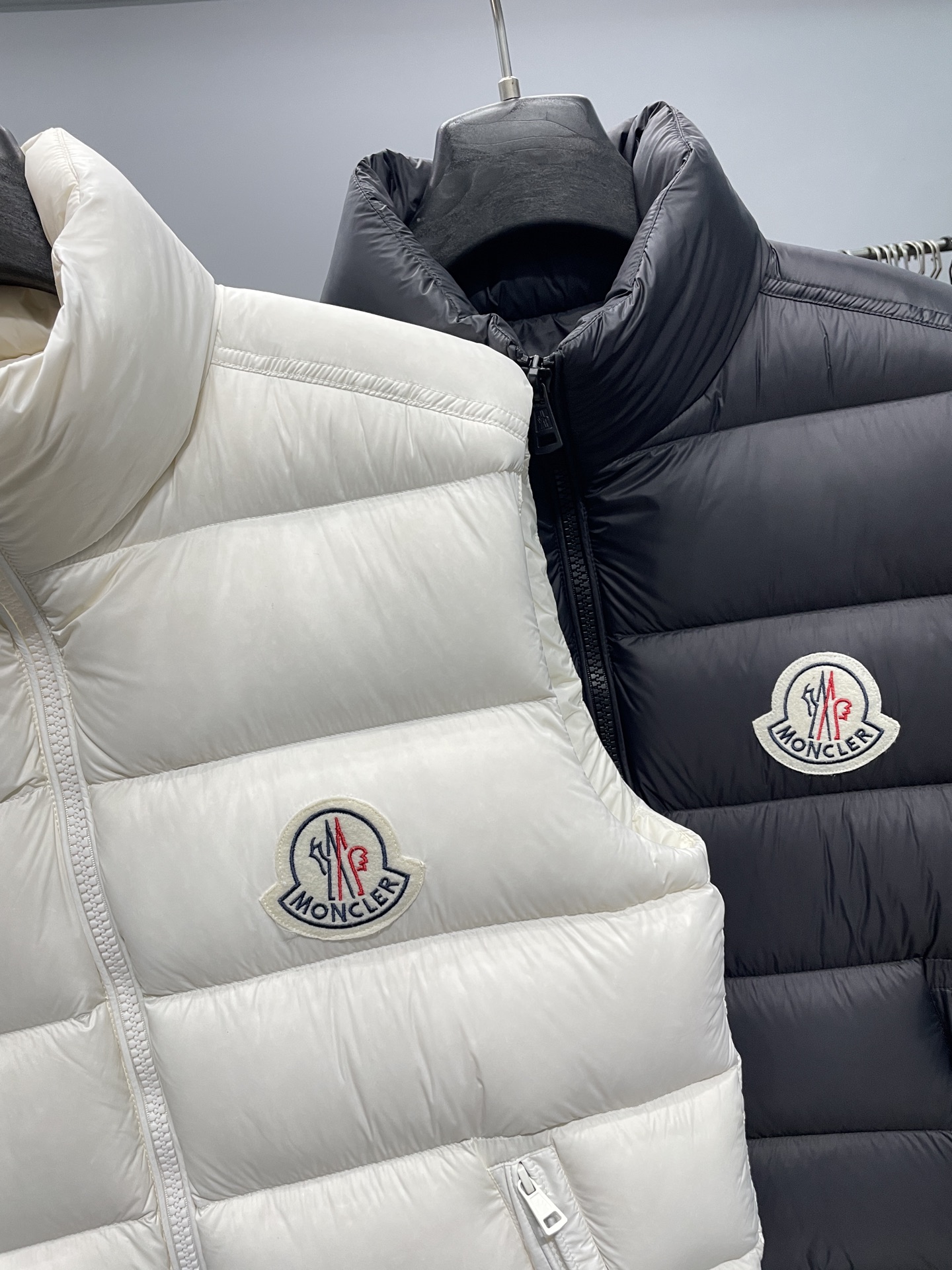 MON25FW秋冬新款轻薄尼龙立领羽绒马甲，男女同款经典毛毡徽章时尚保暖羽绒马甲外套！贸易公司渠道稀出，