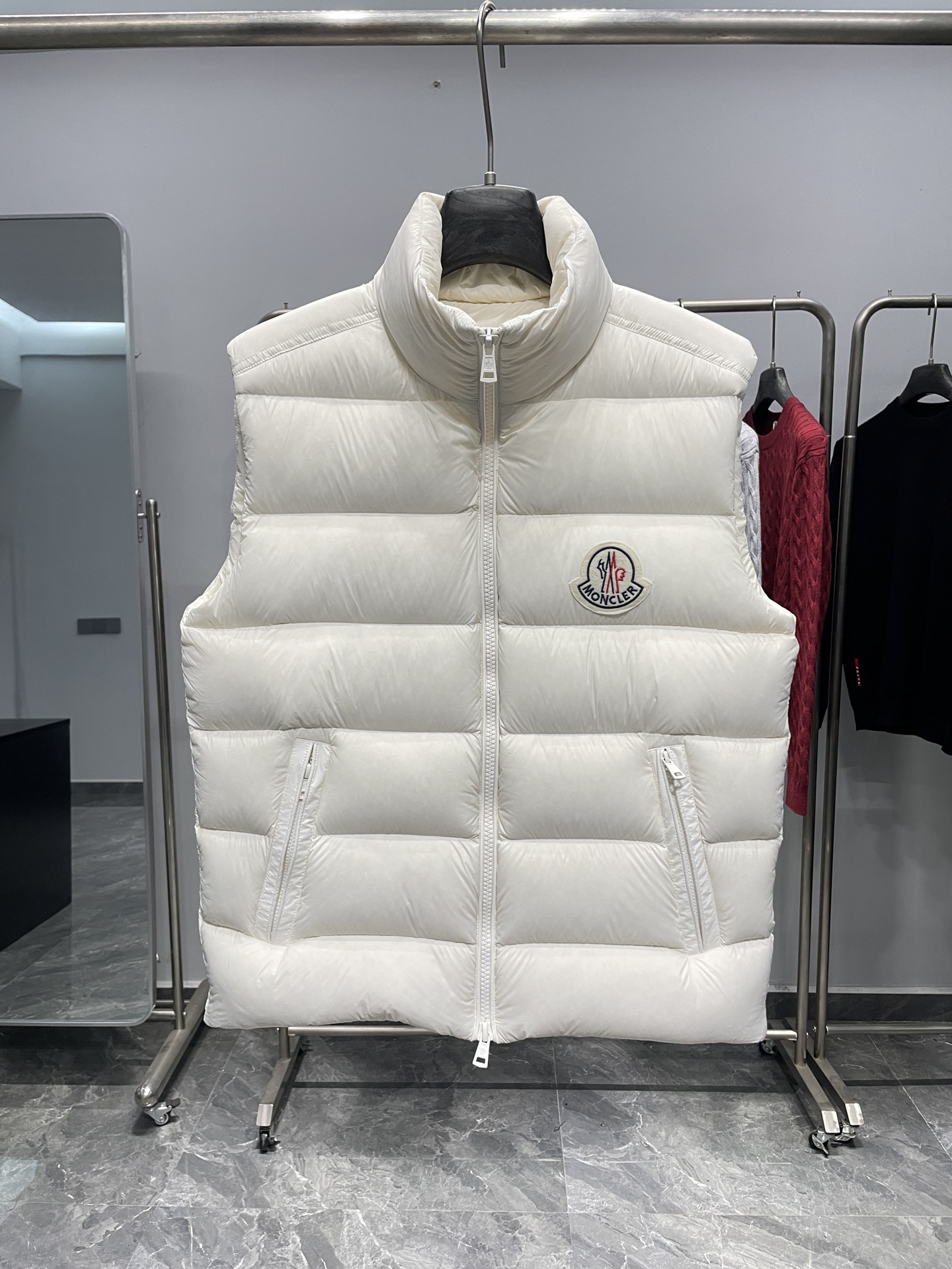 MON25FW秋冬新款轻薄尼龙立领羽绒马甲，男女同款经典毛毡徽章时尚保暖羽绒马甲外套！贸易公司渠道稀出，