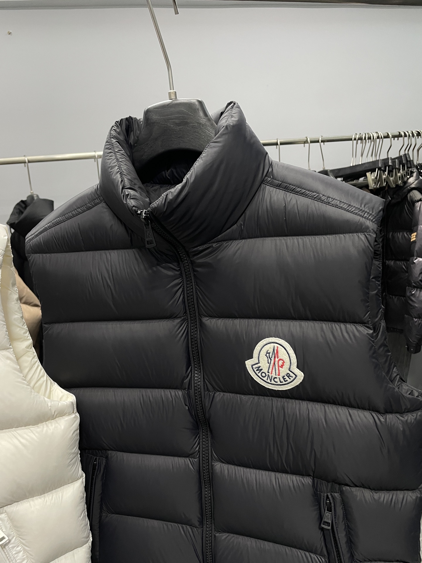 MON25FW秋冬新款轻薄尼龙立领羽绒马甲，男女同款经典毛毡徽章时尚保暖羽绒马甲外套！贸易公司渠道稀出，