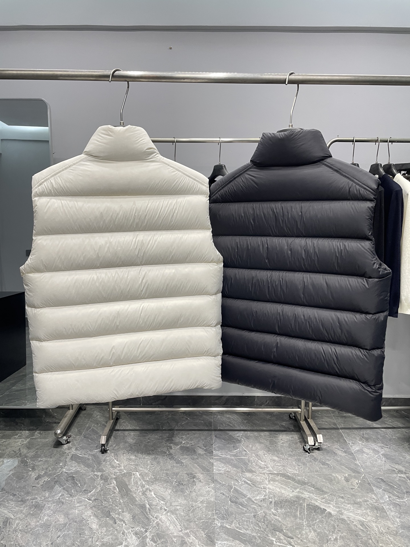 MON25FW秋冬新款轻薄尼龙立领羽绒马甲，男女同款经典毛毡徽章时尚保暖羽绒马甲外套！贸易公司渠道稀出，