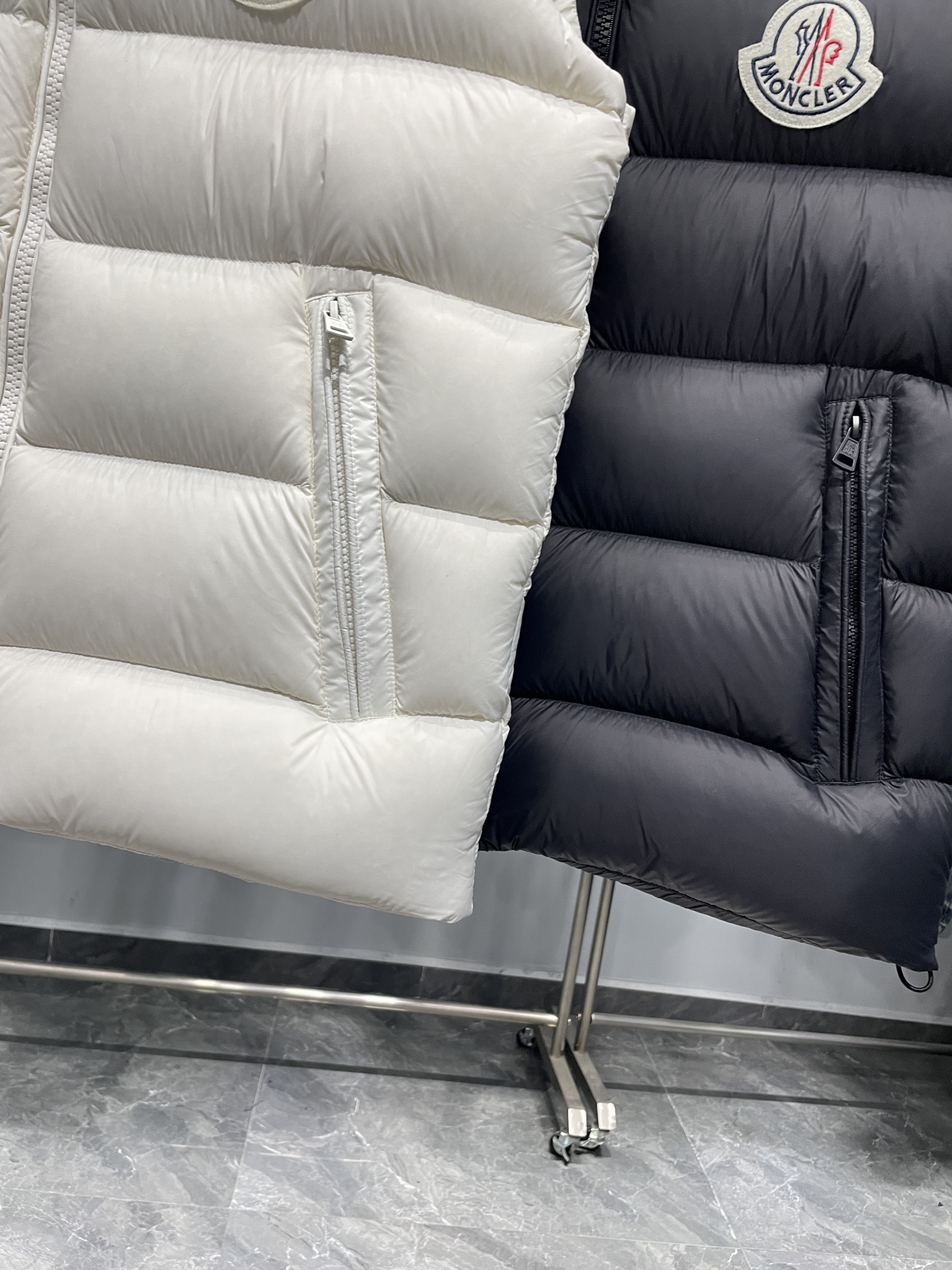 MON25FW秋冬新款轻薄尼龙立领羽绒马甲，男女同款经典毛毡徽章时尚保暖羽绒马甲外套！贸易公司渠道稀出，